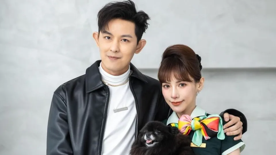 敖犬因搭機往杭州認識空姐發發，去年下跪求婚成功。（翻攝敖犬臉書）