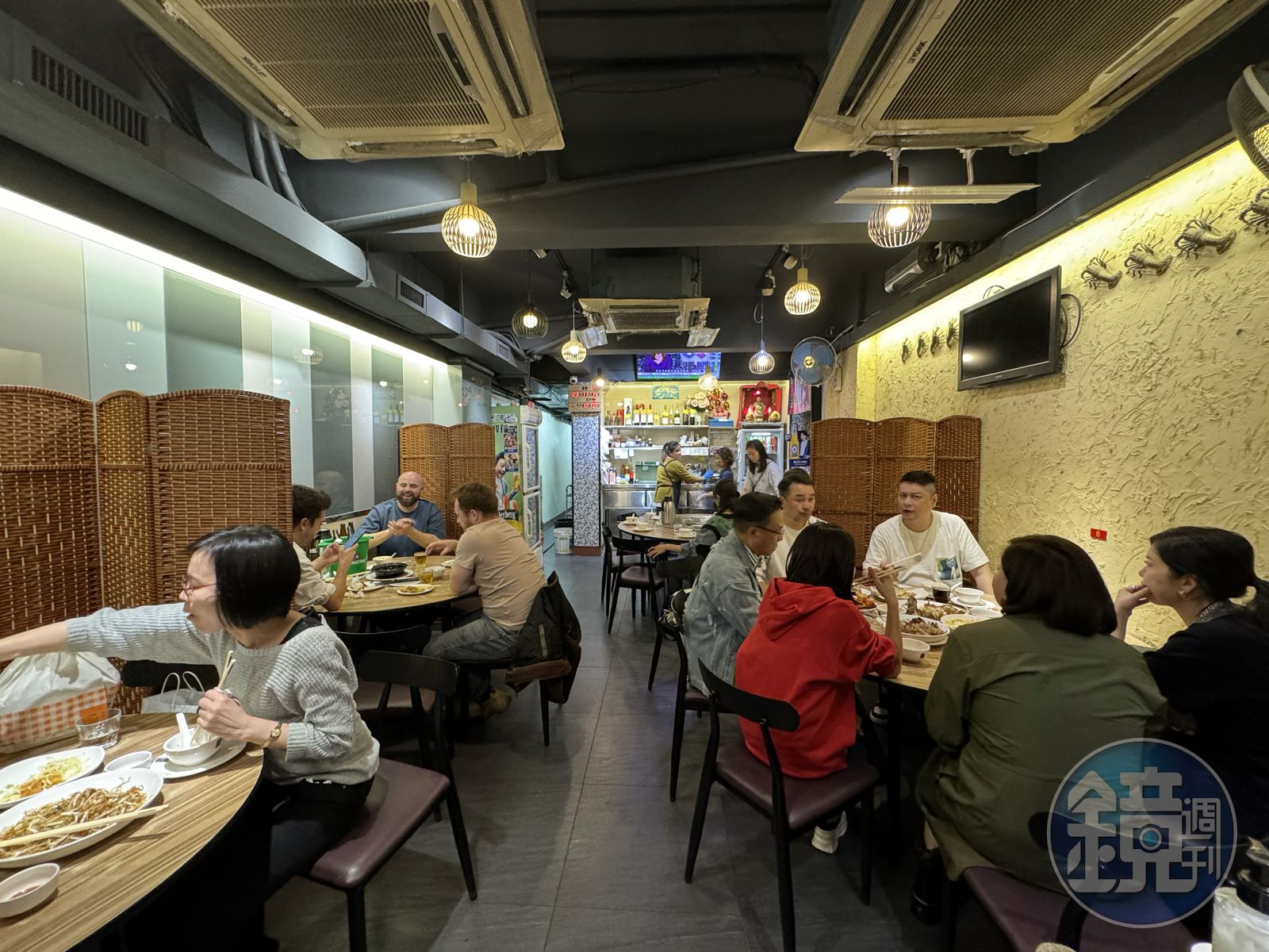 聚興家的晚餐時段人聲鼎沸，熱炒店的氛圍十足。