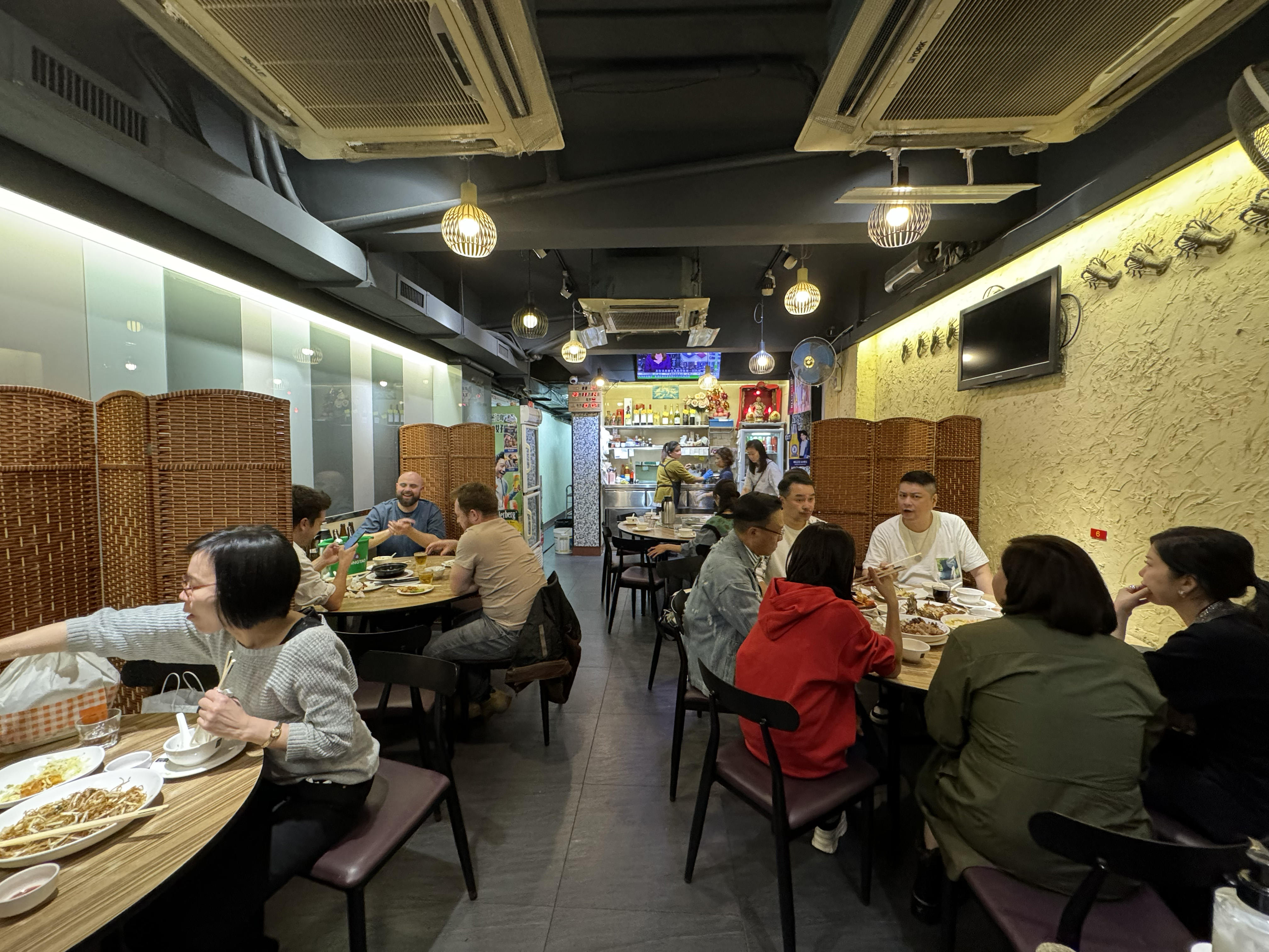 聚興家的晚餐時段人聲鼎沸，熱炒店的氛圍十足。