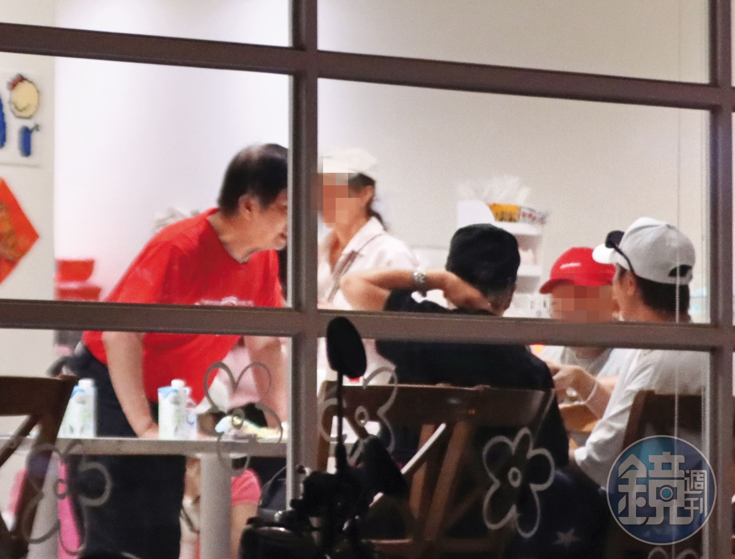 跟小豬、豬媽(右)感情熟稔的紅衣阿伯(左)也是座上賓,互動密切。