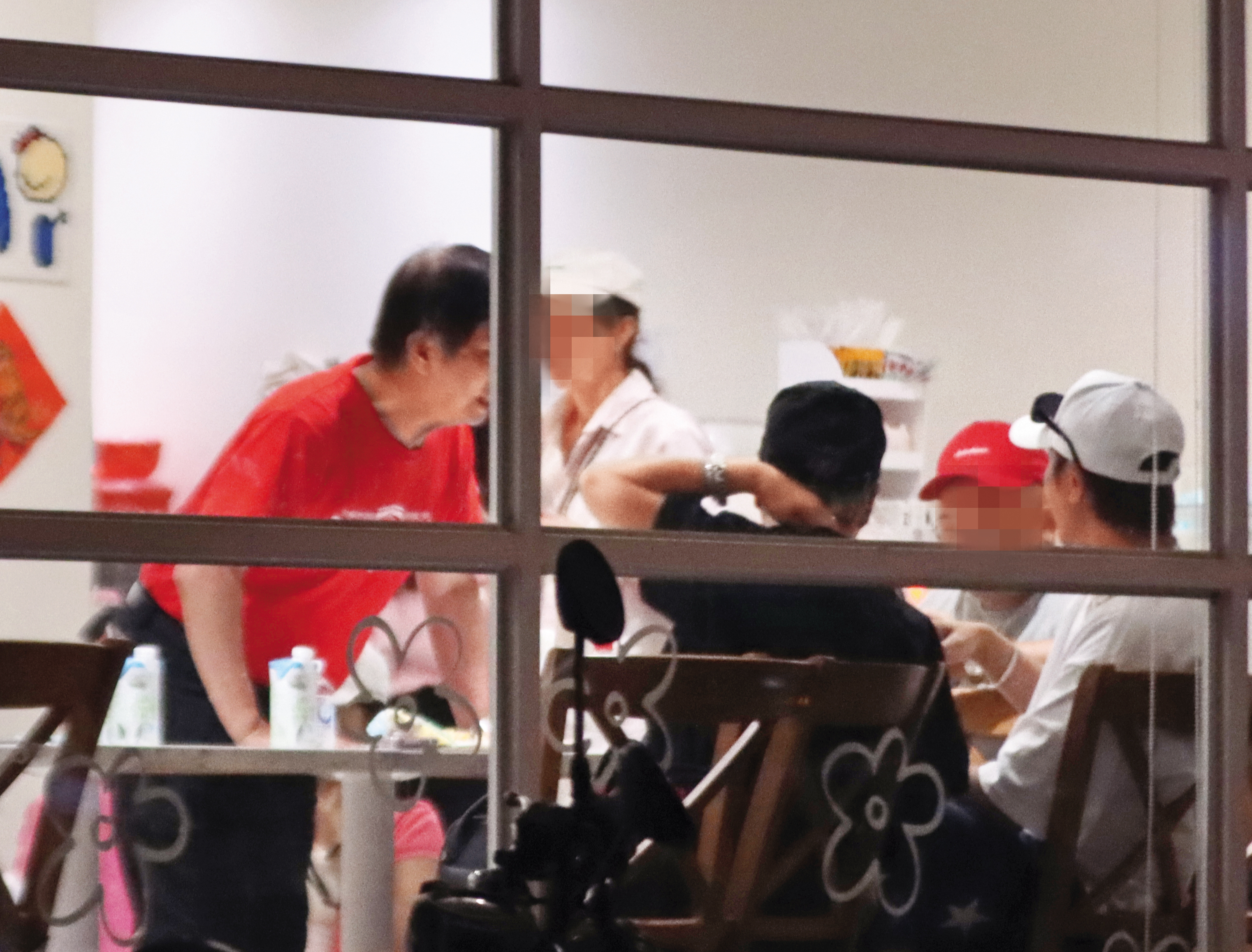 跟小豬、豬媽（右）感情熟稔的紅衣阿伯（左）也是座上賓，互動密切。
