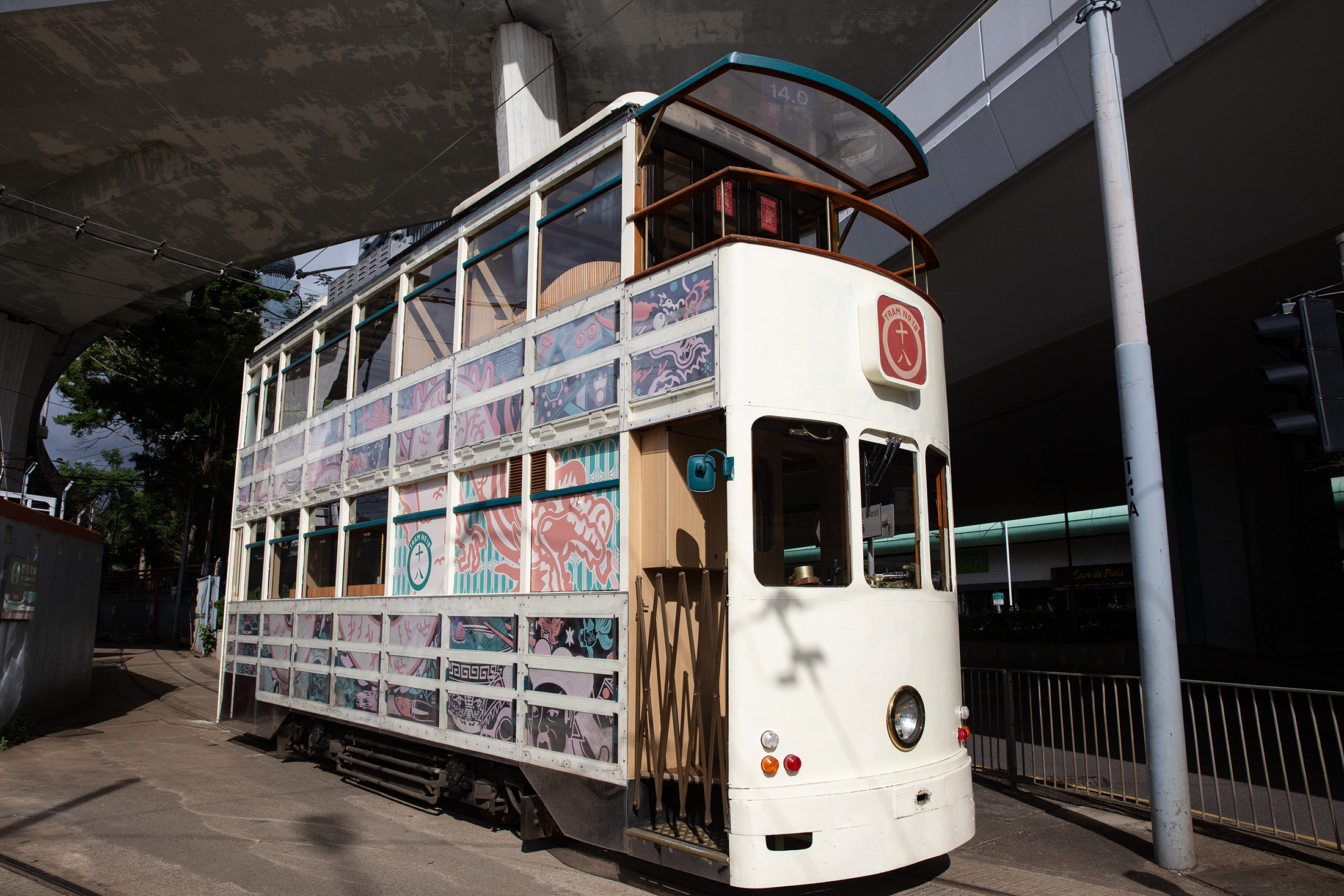 2021年完成翻新的派對電車「TRAM No.18」，是目前唯一上下兩層都裝設空調的電車，非常適合一年四季提供私人或公司舉辦各種中小型慶祝活動。