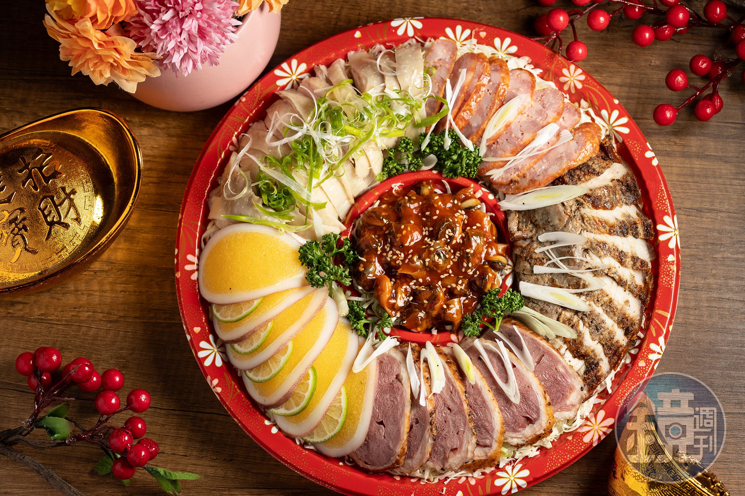 冷前菜「六和拼盤」能吃到煙燻鴨肉捲、鹹豬肉、油雞、香腸、爆蛋小卷與辣味螺肉。（520元／份）