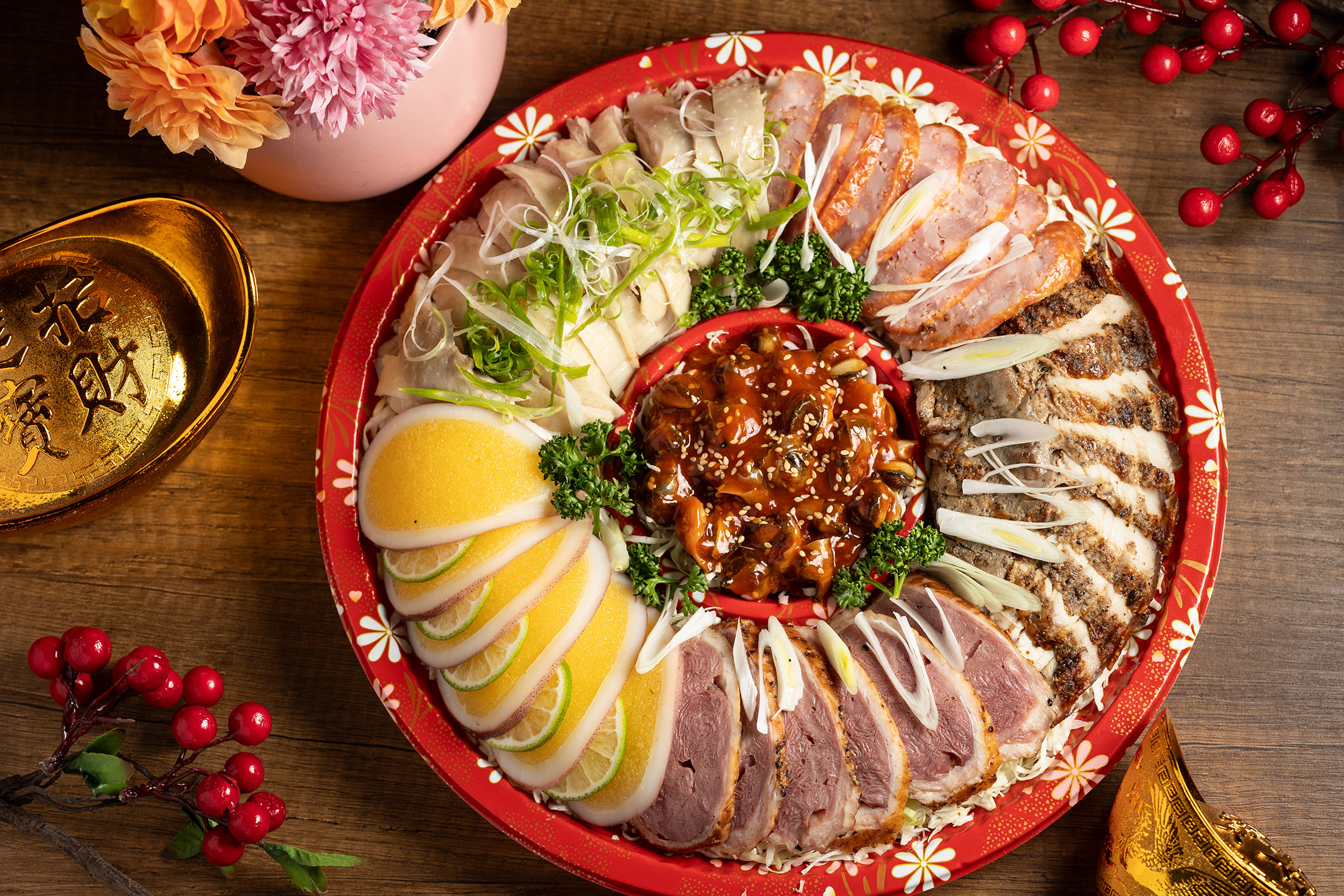 冷前菜「六和拼盤」能吃到煙燻鴨肉捲、鹹豬肉、油雞、香腸、爆蛋小卷與辣味螺肉。（520元／份）