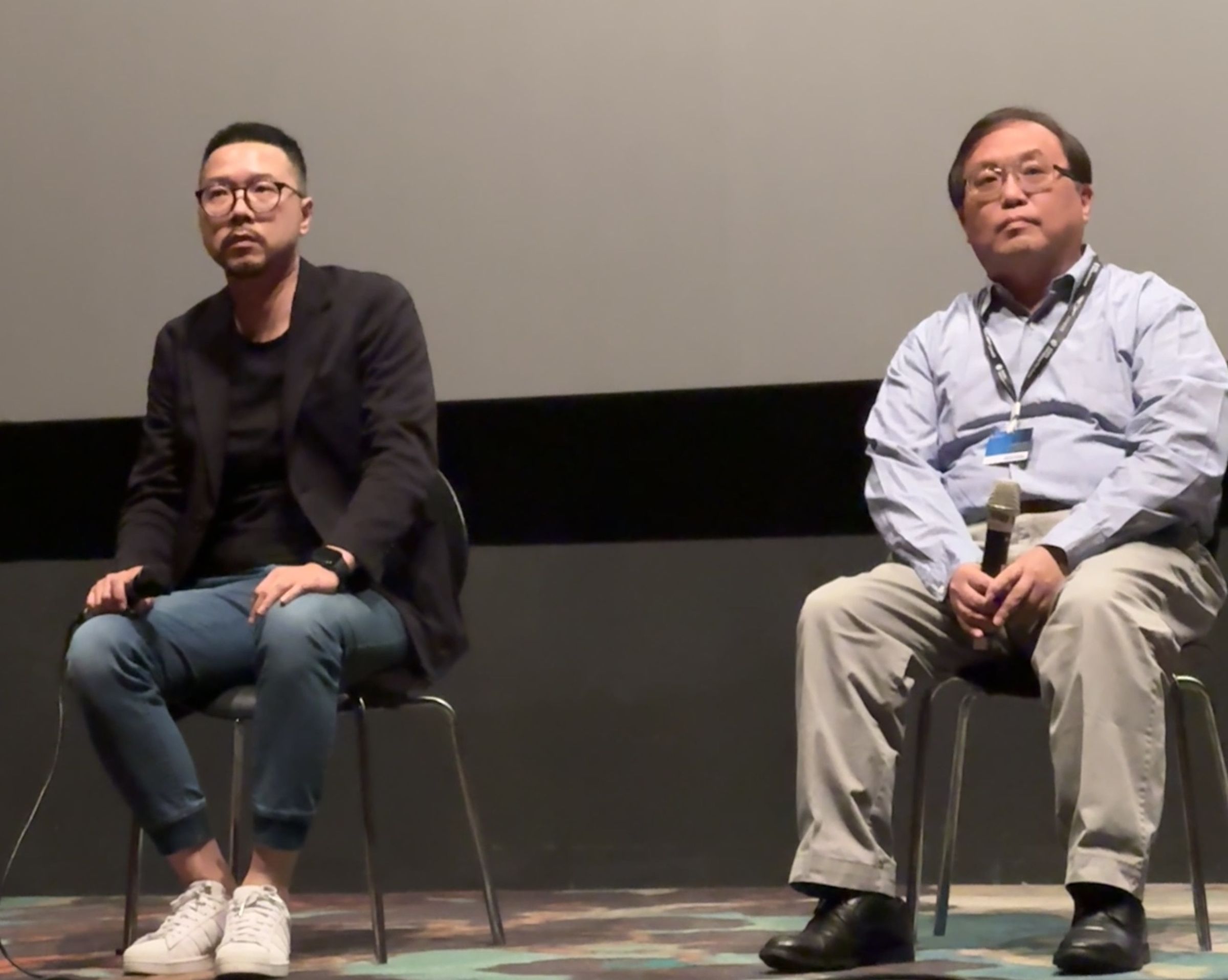 《少男少女》導演許立達(左)、監製唐在揚(右)出席釜山影展世界首映,回答韓國觀眾的提問。(華納兄弟提供)