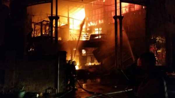 2015年新屋保齡球館火警違成6勇消殉職，高院更一審認為此結果不可歸責於球館負責人。（讀者提供）