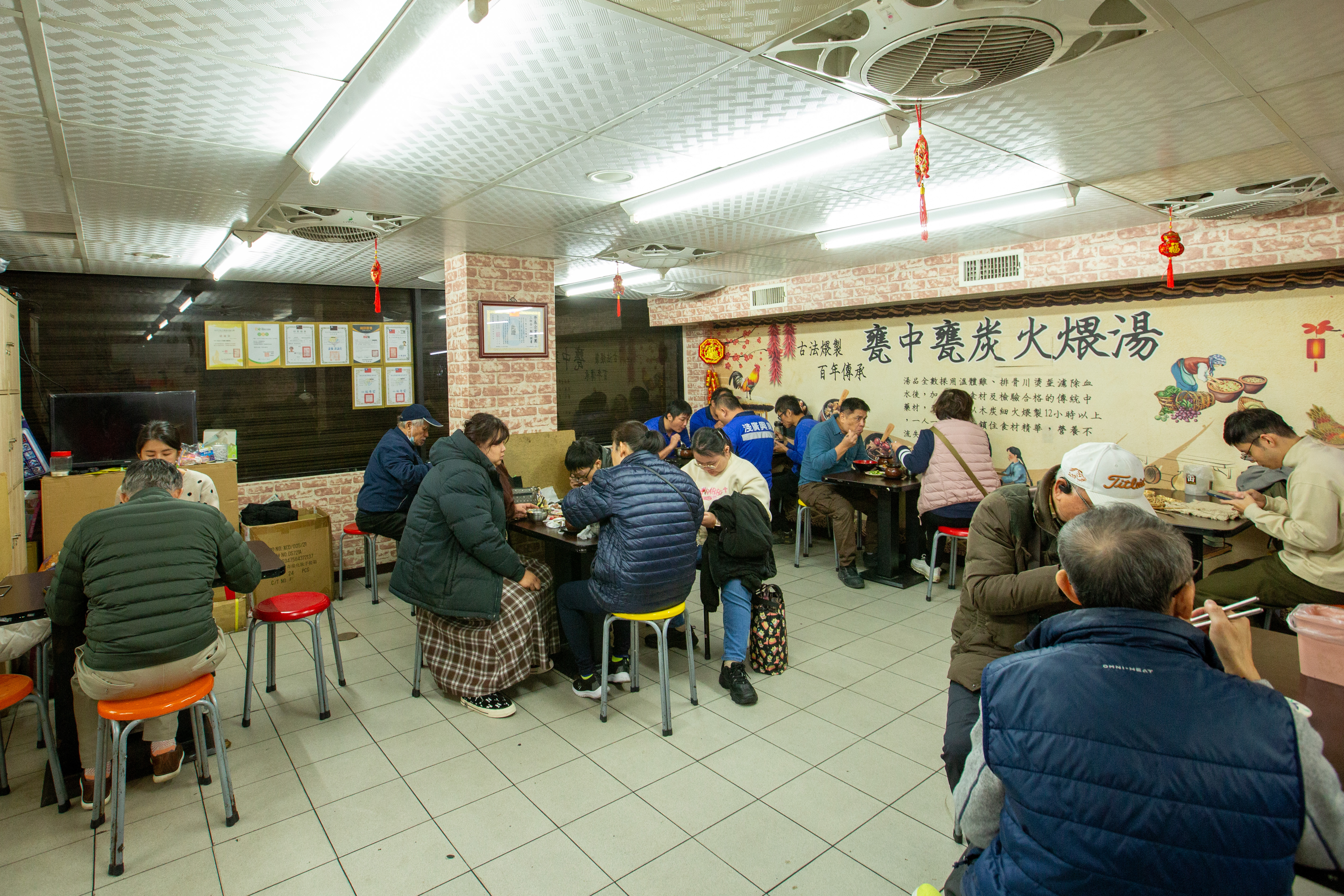 冬天中午用餐時間一到，店內馬上湧入人潮。