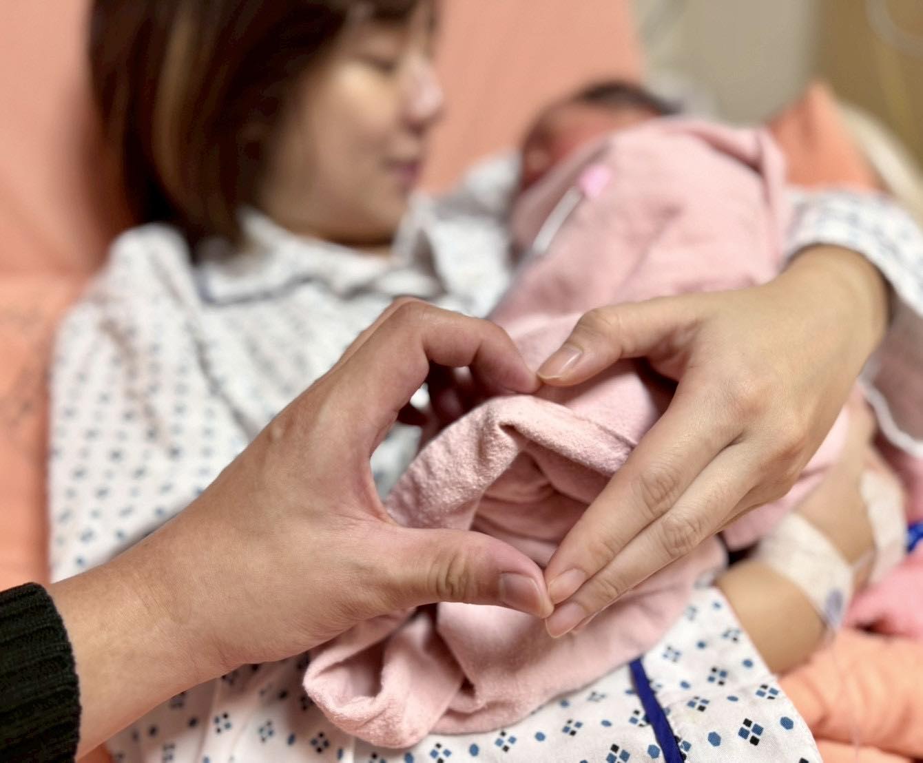 黃瀞瑩曬出一家三口溫馨合照報喜。（翻攝黃瀞瑩臉書）