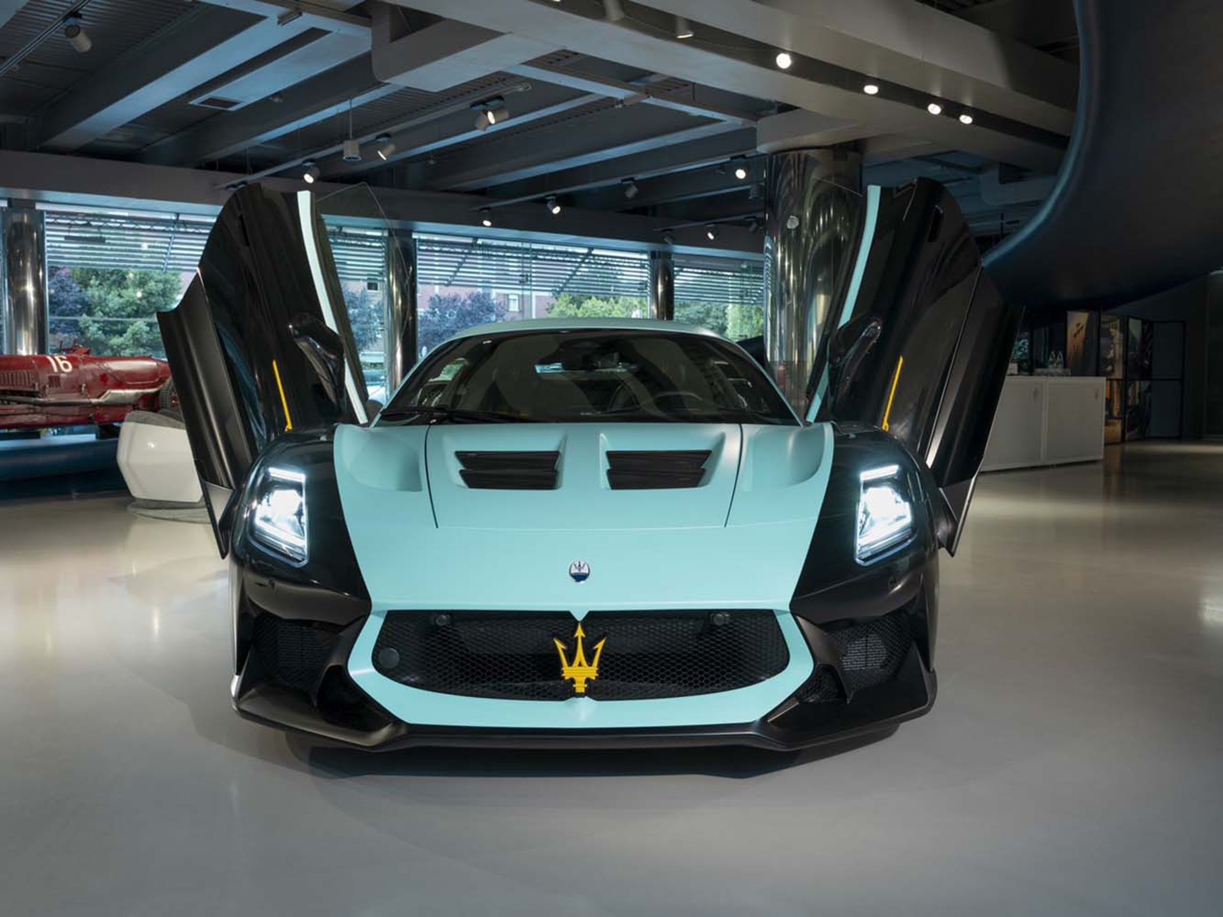 車輛採用經典的 Leggenda 車身塗裝。