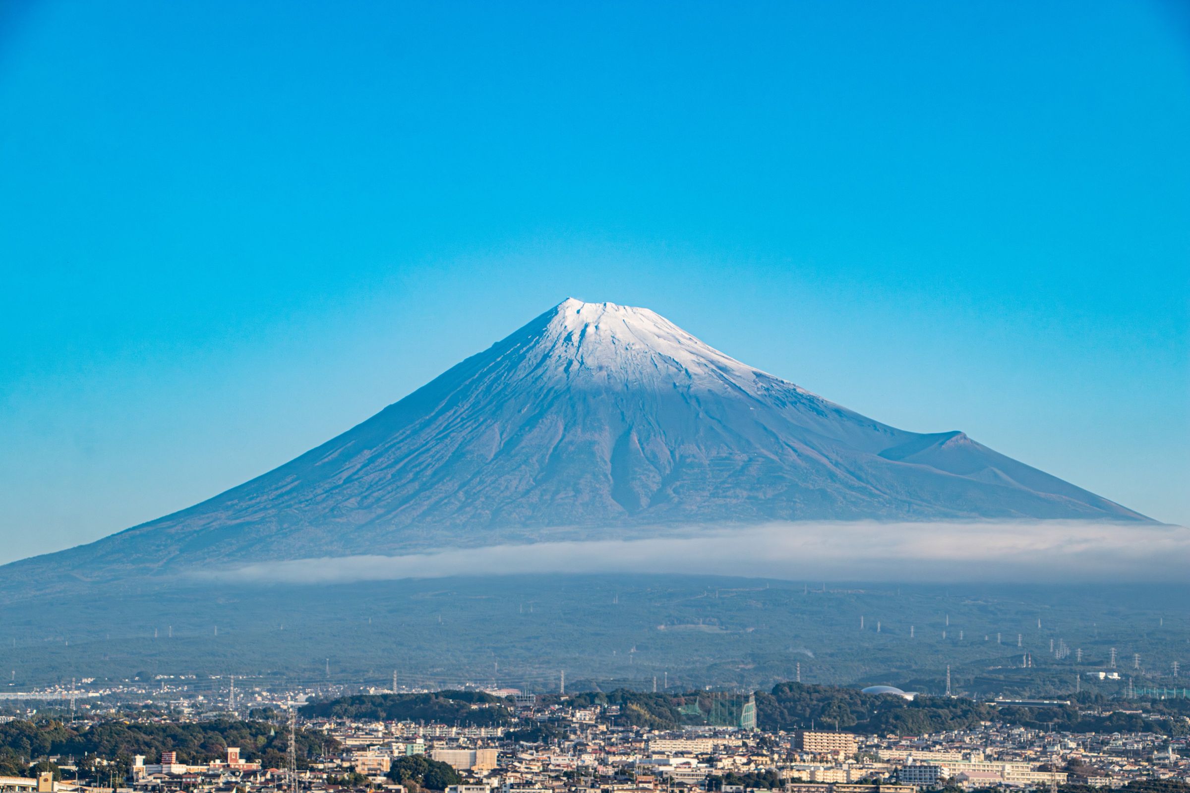 富士山「白頭」終於出現。(翻攝X@Fujishi_jp)