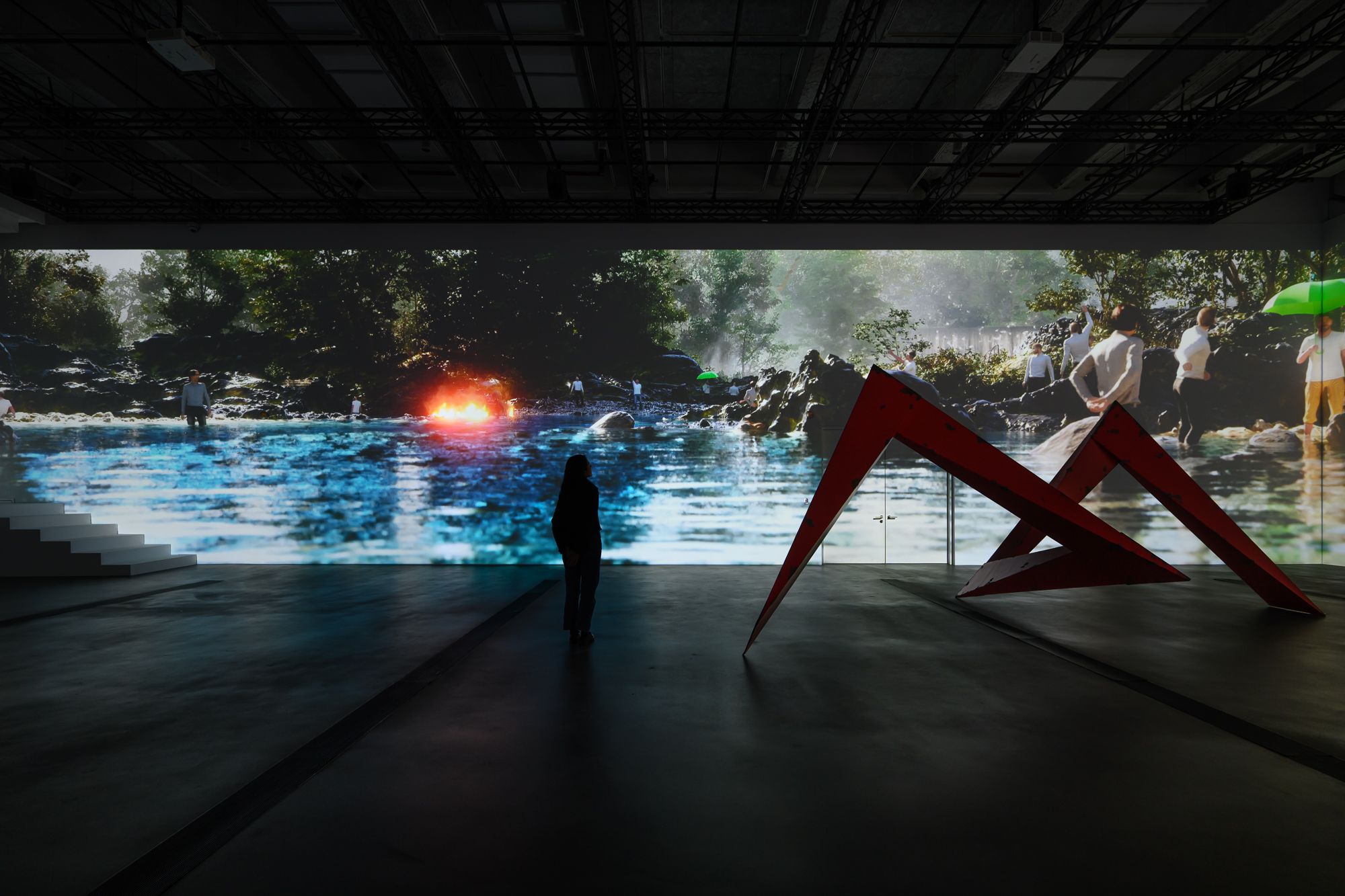 「新店男孩」藝術家透過從長居新店郊區的經驗與觀察，結合遊戲引擎、沉浸式投影與傳統媒材，建構出流域、生活、靈感、藝術的生命景觀。（新北市文化局提供）