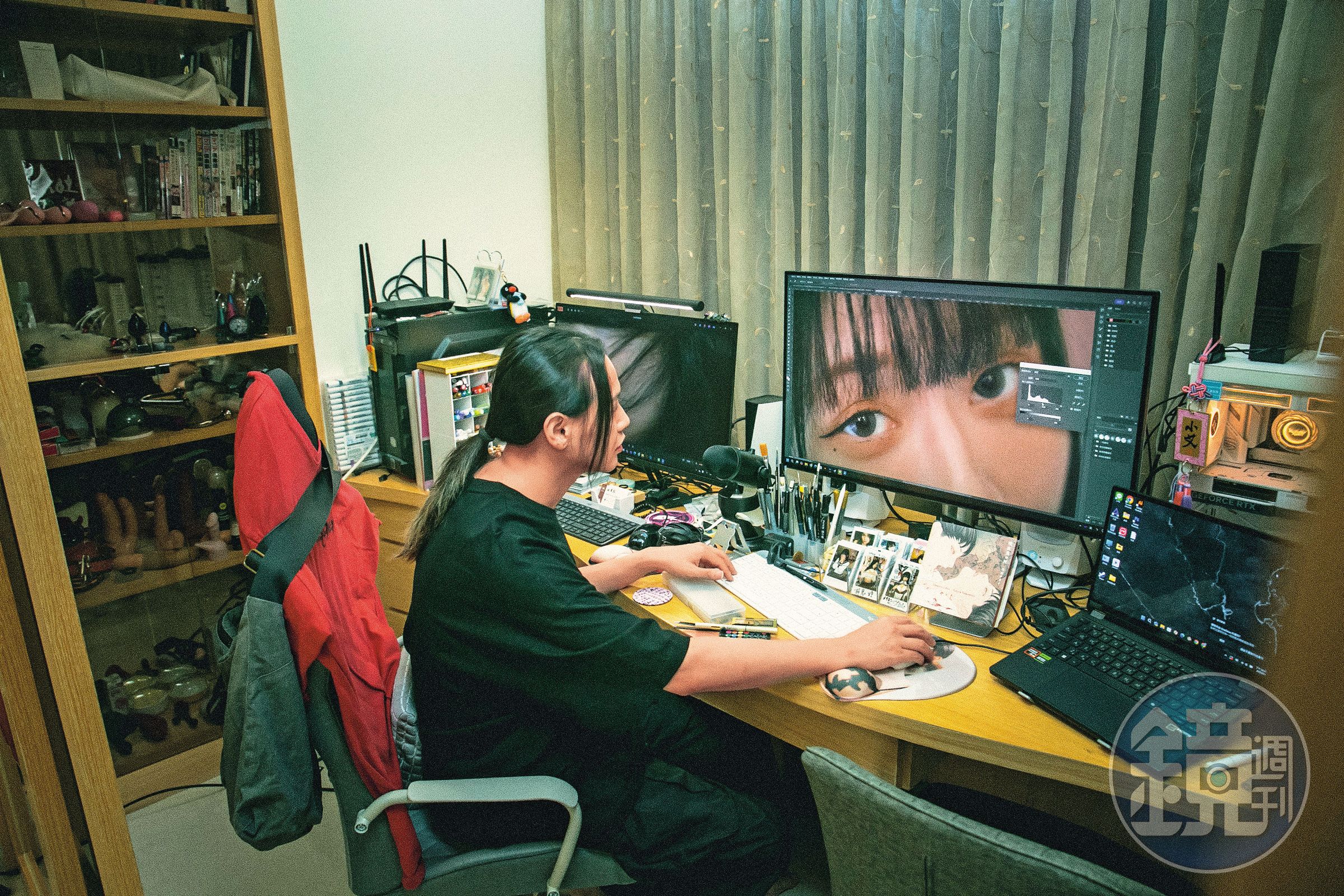 豪宅一角是小艾的工作室。正在修圖的他說，畫質並非最重要，生活中的走光小意外，更能擄獲AV影音寫真粉絲。