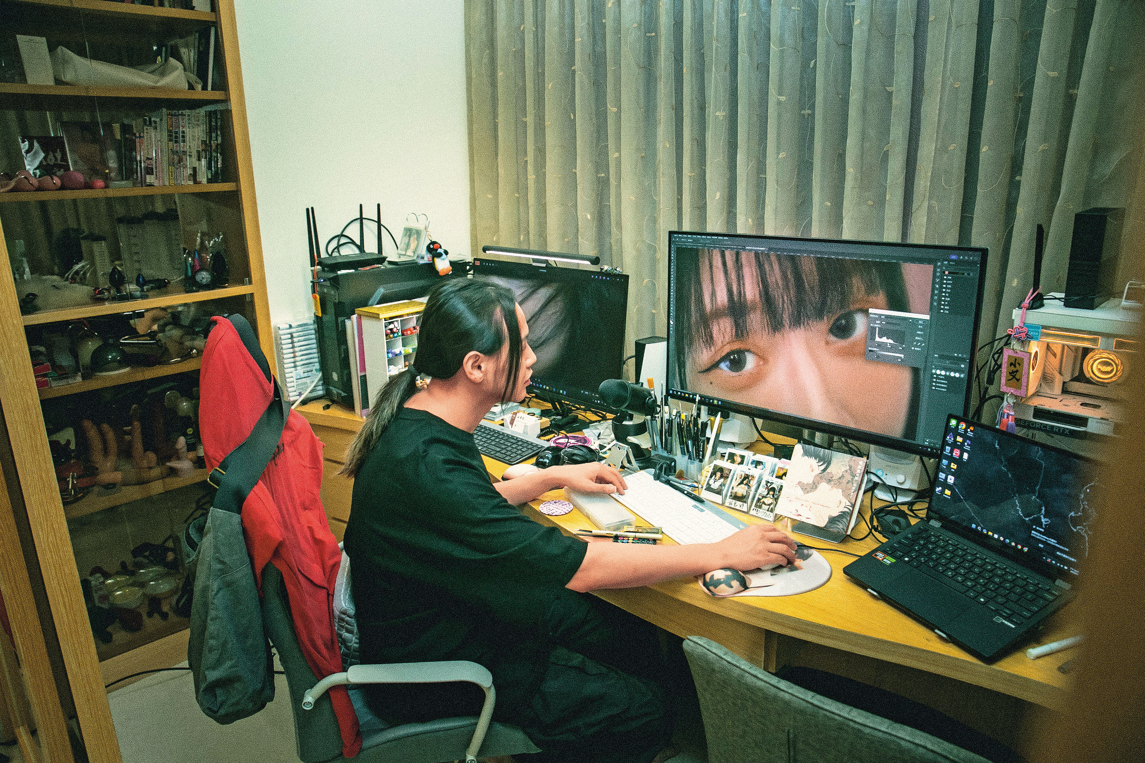 豪宅一角是小艾的工作室。正在修圖的他說，畫質並非最重要，生活中的走光小意外，更能擄獲AV影音寫真粉絲。