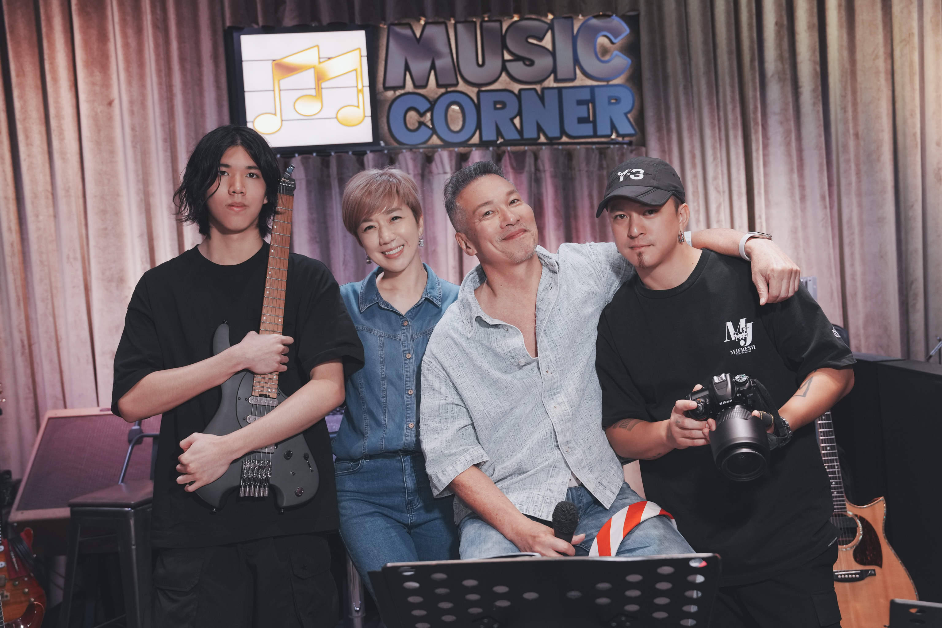 黃仲崑全家福（左一小兒子黃以樂、右一大兒子黃遠）。（杰威爾音樂）