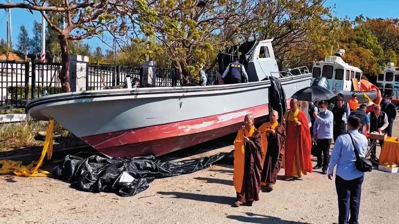 金門海巡隊為罹難2漁民舉辦頭七法會,場面哀戚。員驅離無效,登船檢查發生碰撞,2中國漁工落海溺斃。(鏡新聞提供)