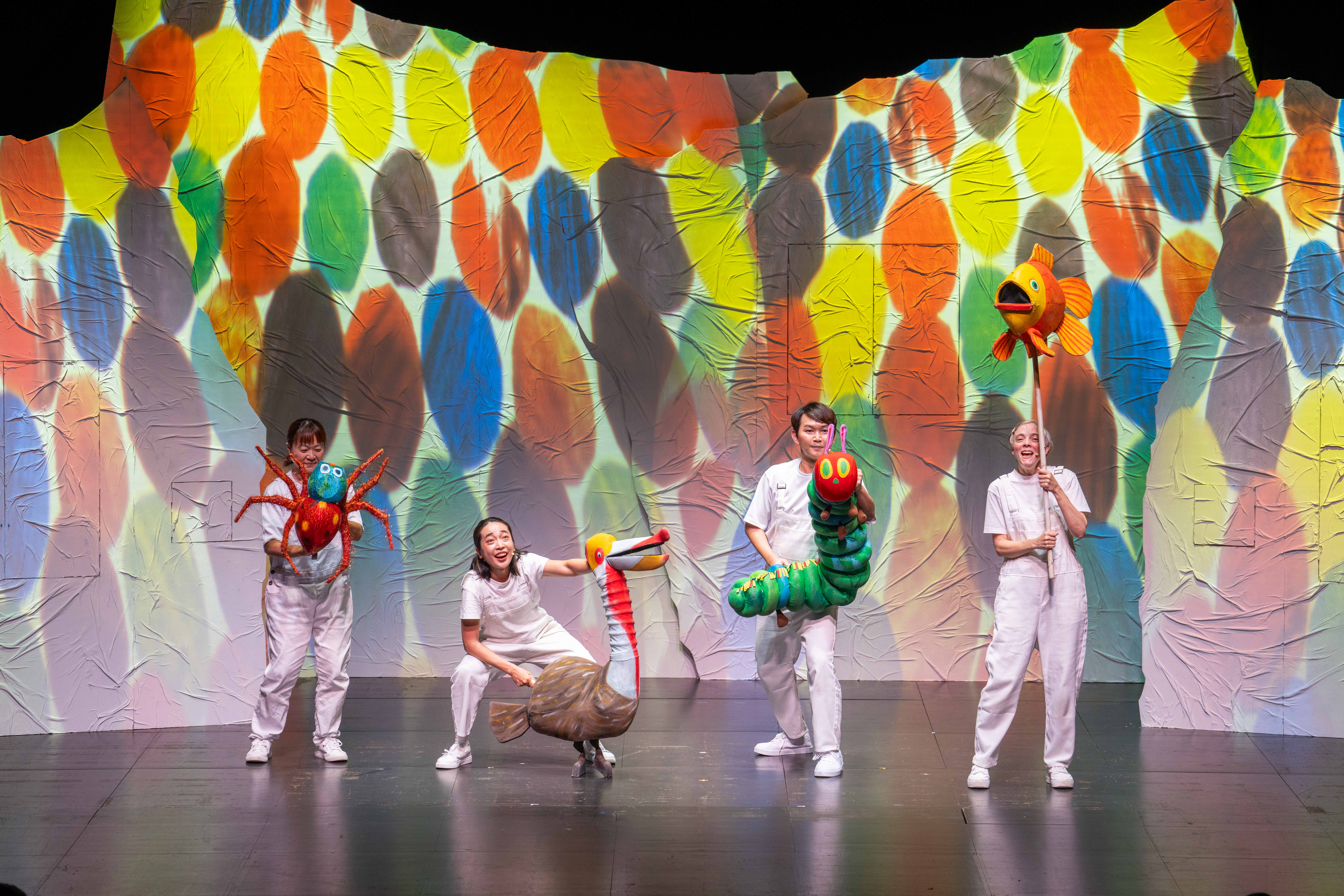 《好餓的毛毛蟲秀》由外百老匯原裝授權、台灣在地專業團隊擔綱演出。(愛樂愛城、環心娛樂提供)