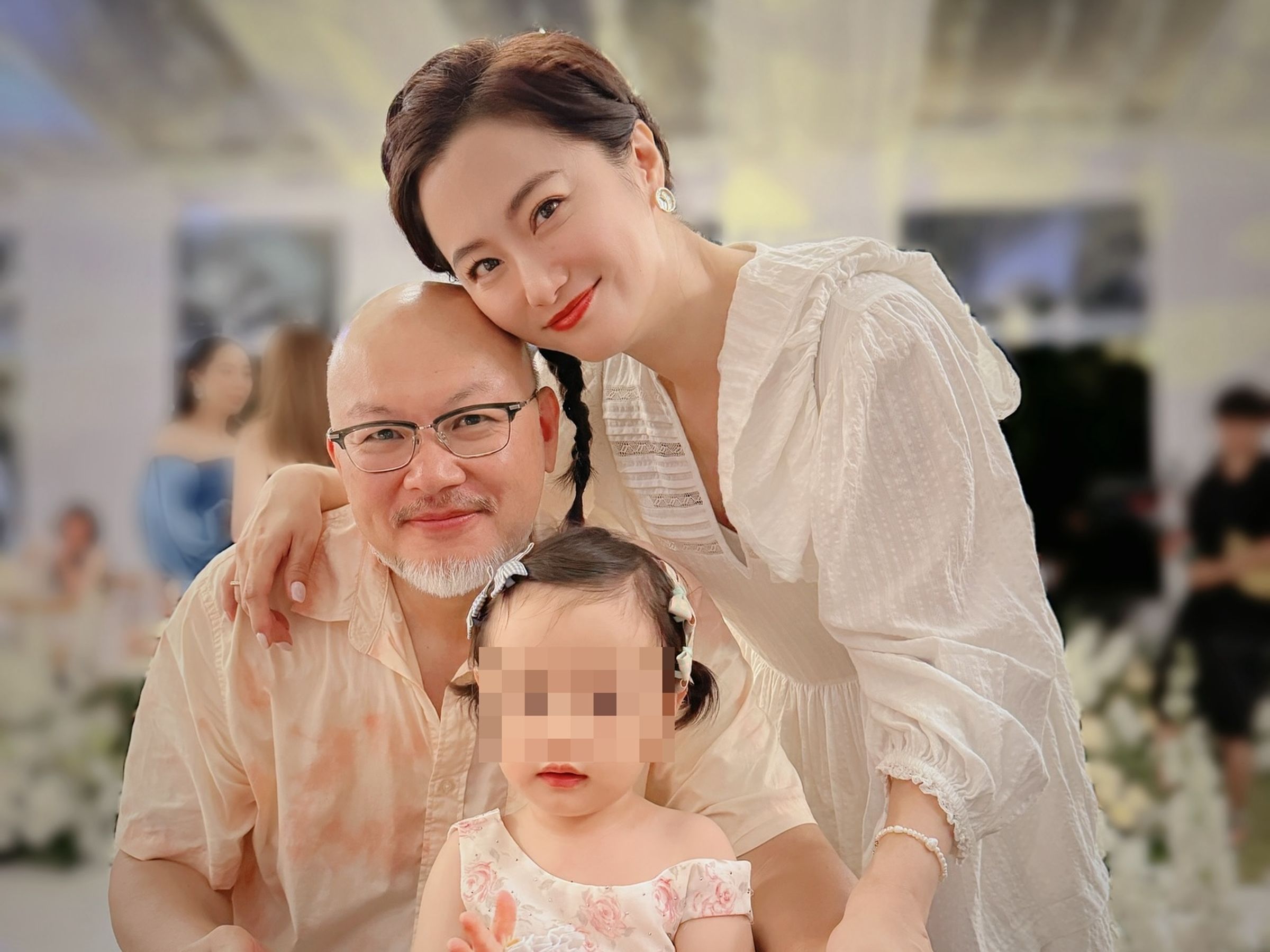 趙小僑9月底和老公帶女兒到蘭卡威參加陳喬恩婚禮。（翻攝自臉書）