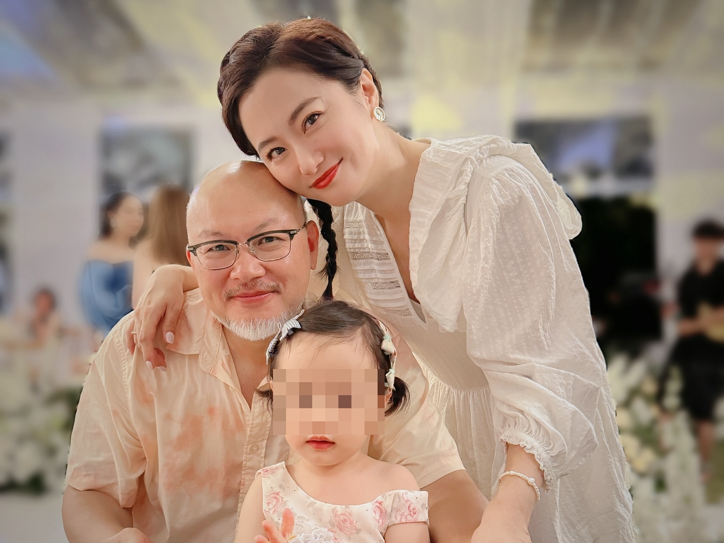 趙小僑9月底和老公帶女兒到蘭卡威參加陳喬恩婚禮。（翻攝自臉書）