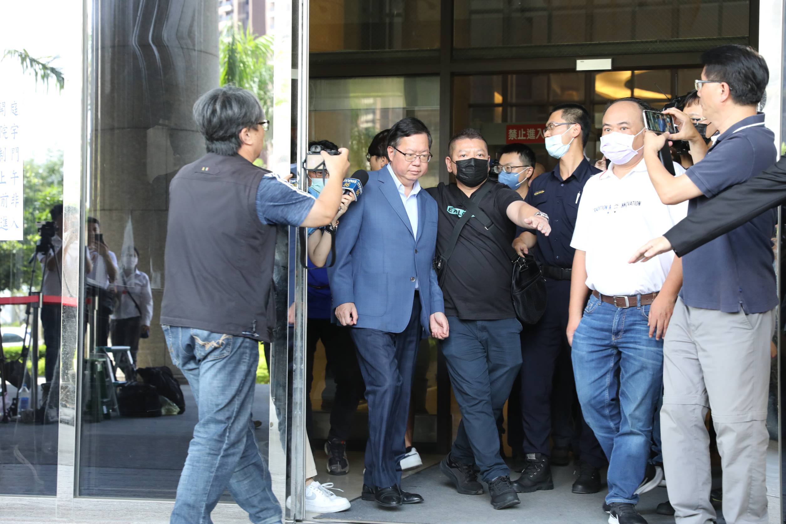 鄭文燦今再度獲得交保，檢調大動作偵辦，被質疑與民進黨內鬥有關。