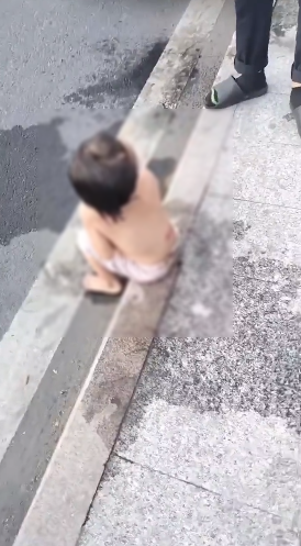 女童大難不死，被好心民眾救回。（翻自X平台）