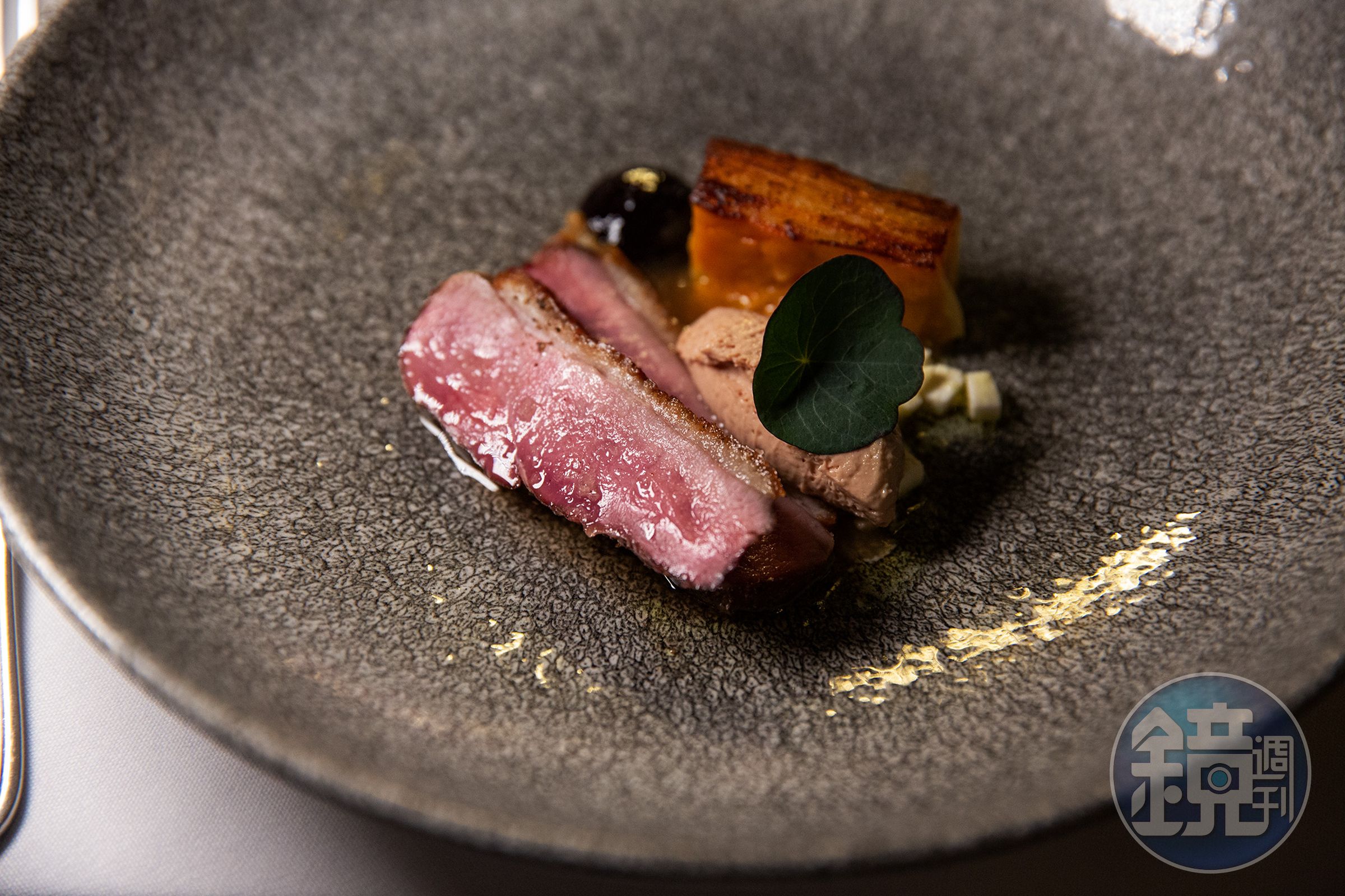 「Rewarewa Honey Glazed Duck Breast(蜂蜜釉烤鴨胸)」以麥蘆卡蜂蜜為鴨胸添上甜香,搭配鴨肉醬、地瓜與醃漬櫻桃,讓肉香、果酸與甜味取得平衡。