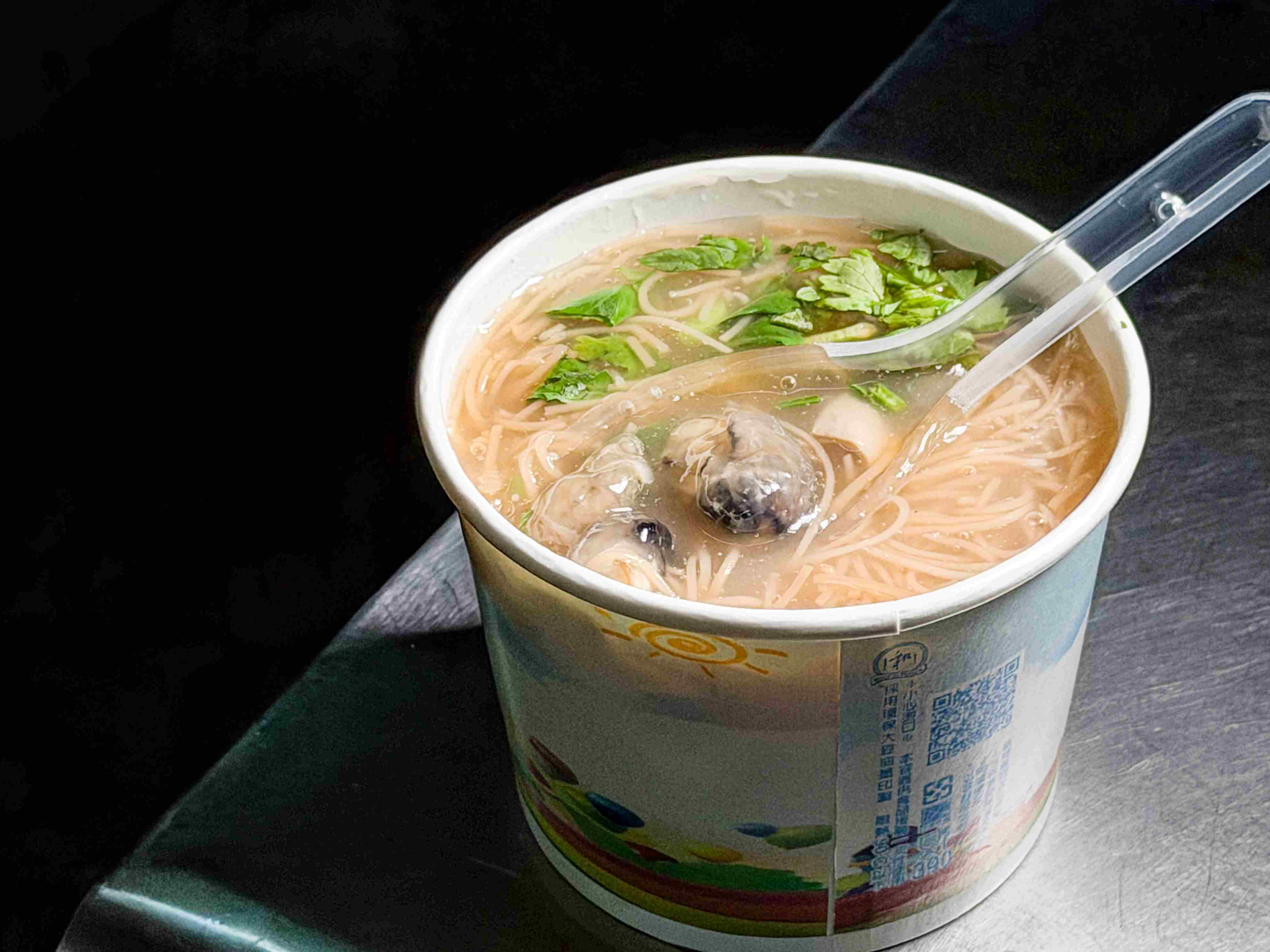「綜合麵線」有蚵仔與大腸。（55元／小碗、70元／大碗）