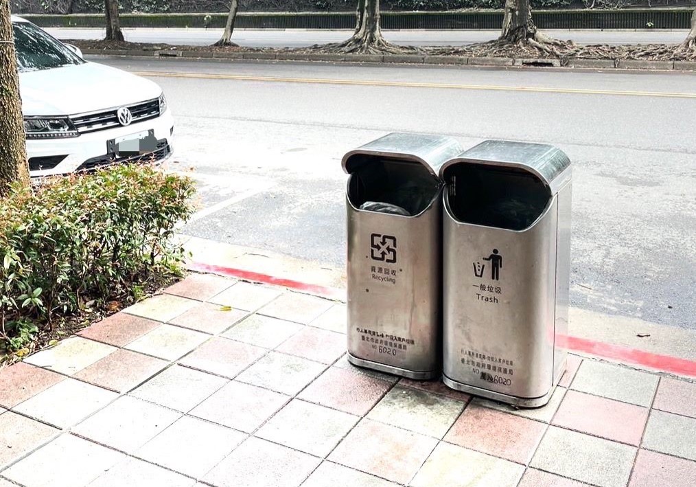 台北市路邊垃圾桶禁丟家戶垃圾，未料一名計程車司機將車上吃完的便當盒拿下車丟，竟也收到違規通知。（北市府提供，非當事垃圾桶）