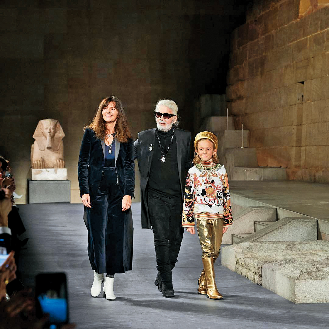 Karl Lagerfeld（中）曾帶Virginie Viard（左）一起謝幕，交棒意味濃厚。（翻攝自CHANEL IG）