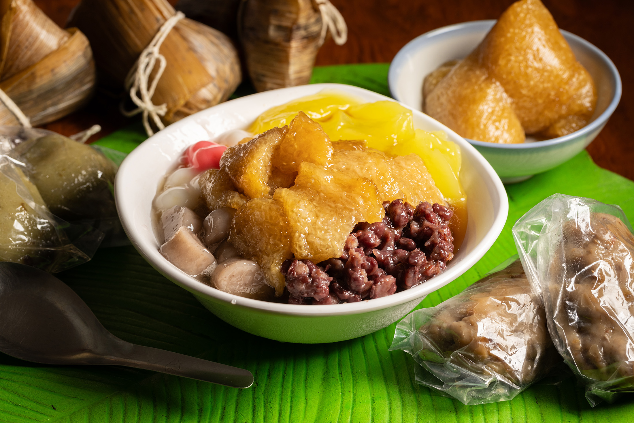 以草仔粿與芋粿巧起家的「高媽媽傳統米食」，去年開始推出鹼粽冰一砲而紅，旺季時段平均每天賣出300碗。