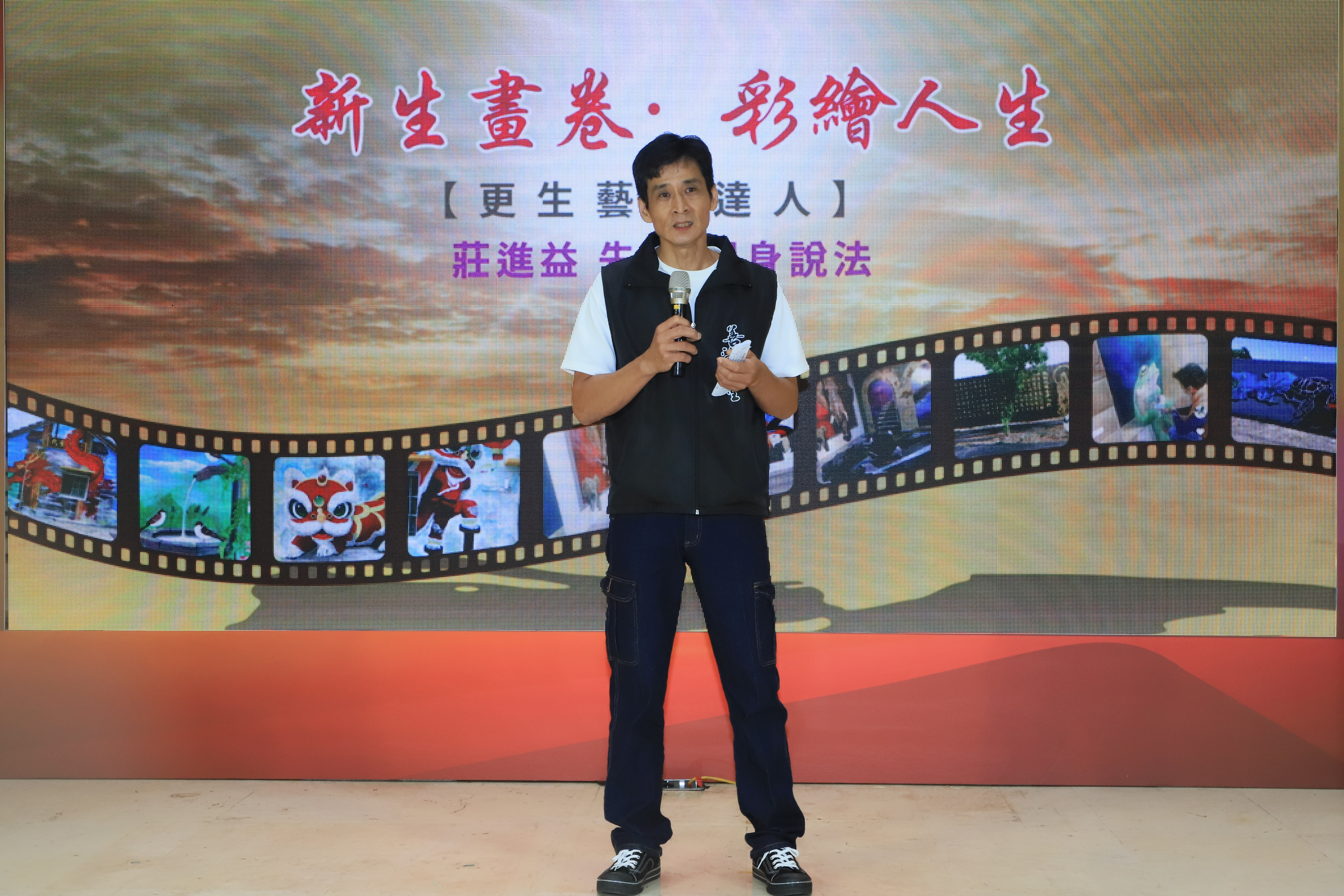 更生藝術家莊進益在美展中敘述心路歷程。（更保提供）