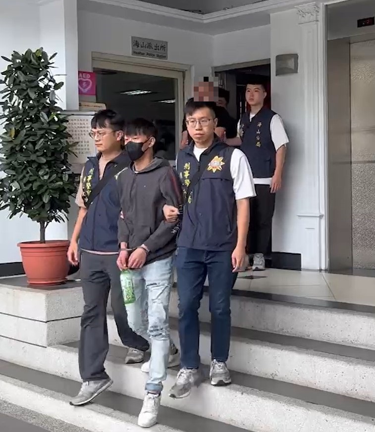 警方蒐證完成後,將涉案嫌犯全數逮捕歸案。(翻攝畫面)