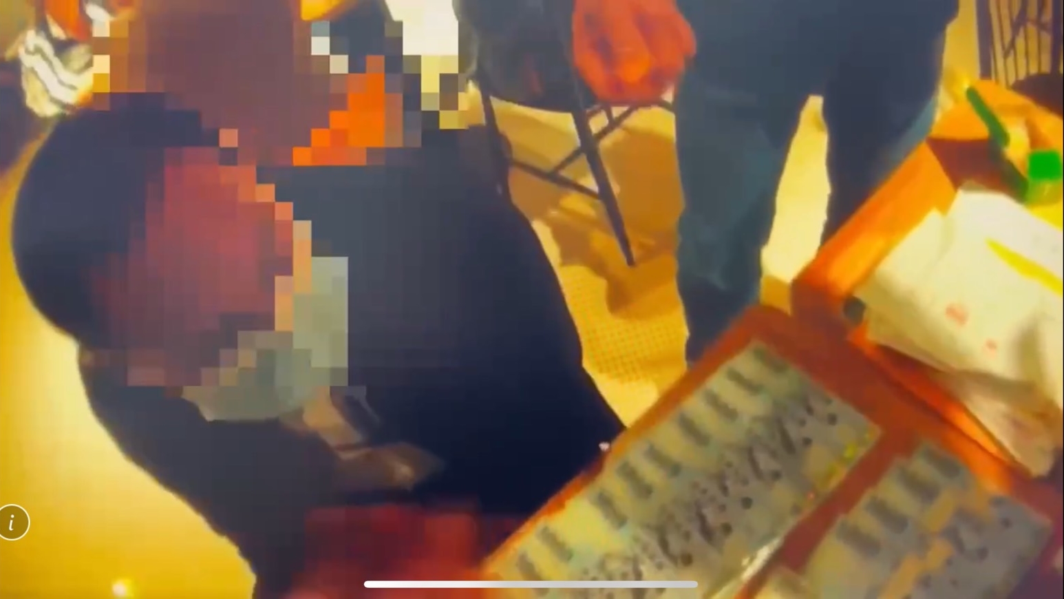 警方趁周女與車手面交50萬元加碼投資金時逮捕車手。（翻攝畫面）