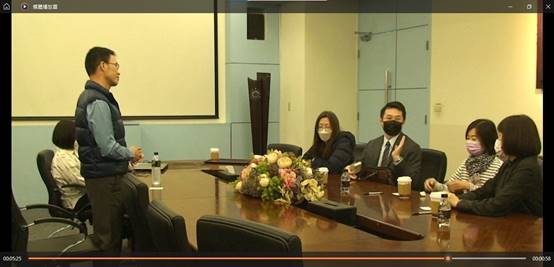 智冠委任律師向獨董莊璧華、董事吳艾耘及外部律師說明。(智冠提供)