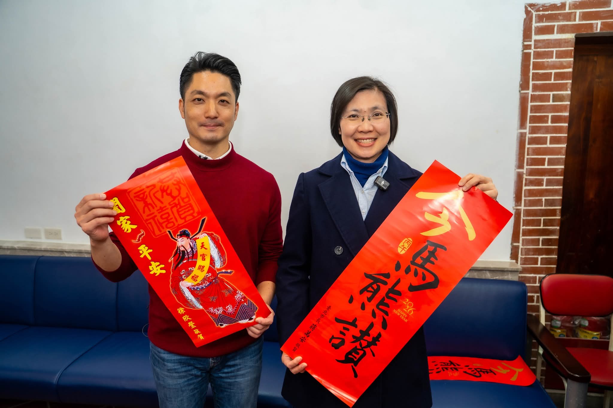 立委徐欣瑩與台北市長蔣萬安向民眾拜年拉抬初選聲勢。（翻攝徐欣瑩臉書）