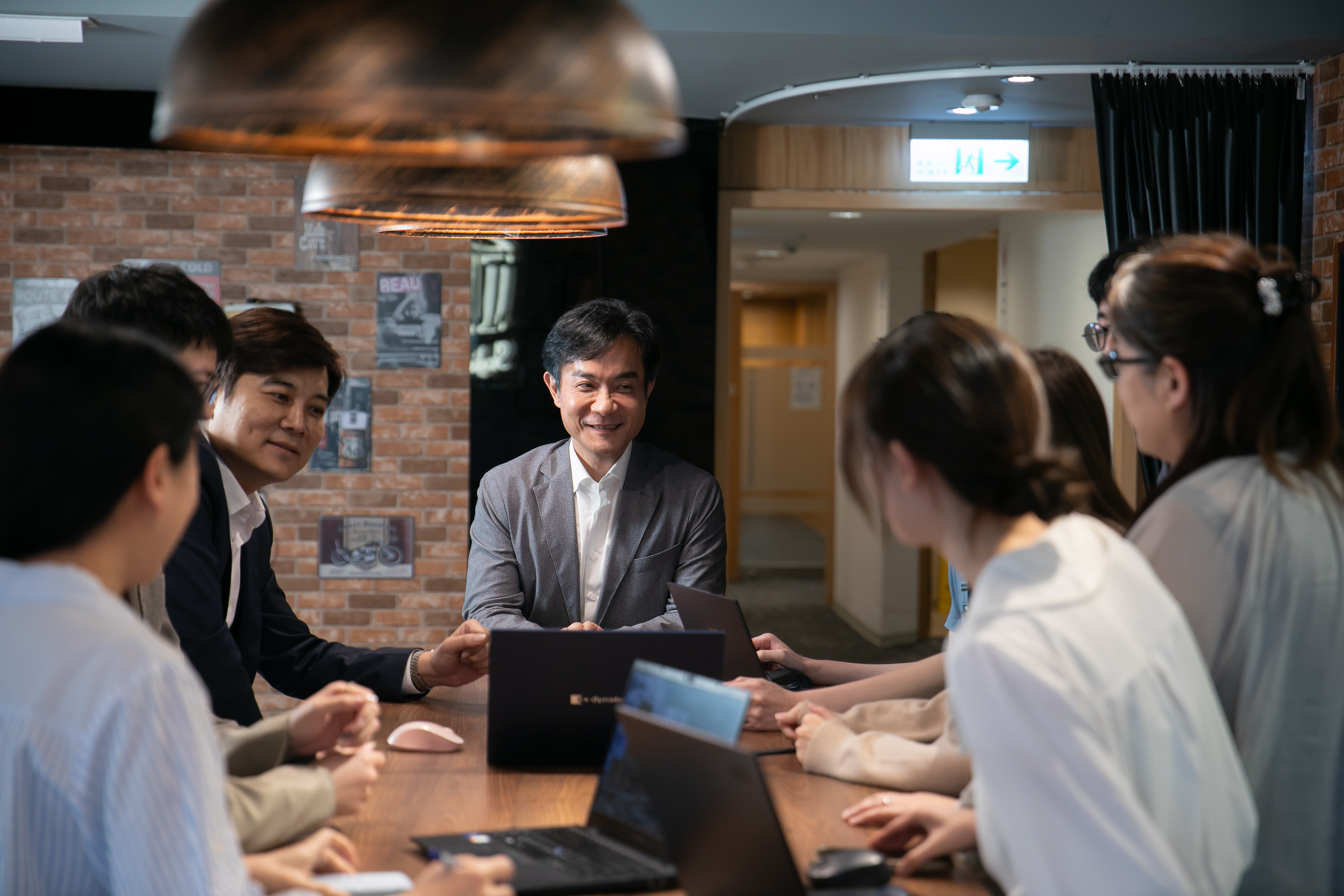 黃仲銘(中)甫上任便催生成立人工智慧研究院，由專長數位科技的戴偉峻博士(左一)擔任院長，年輕的研究團隊都是資工高材生。