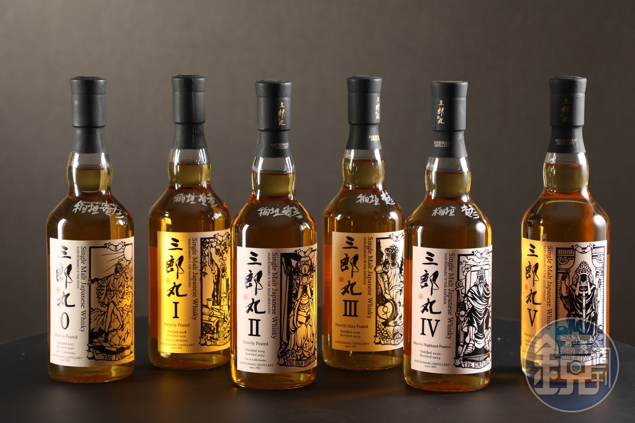 張慶清收集的三郎丸系列，每一瓶都有第五代社長稻垣貴彥的親筆簽名。