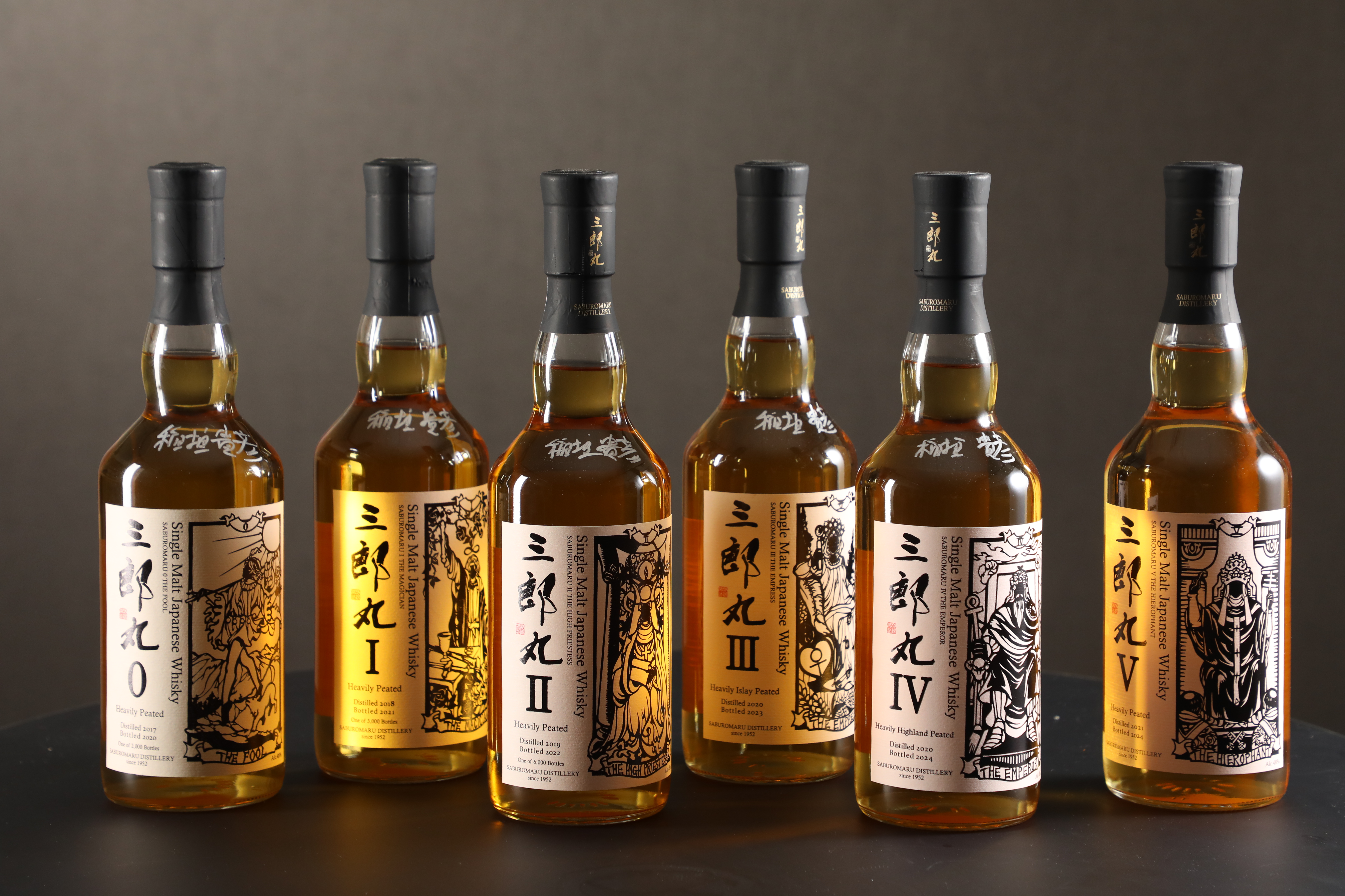 張慶清收集的三郎丸系列,每一瓶都有第五代社長稻垣貴彥的親筆簽名。