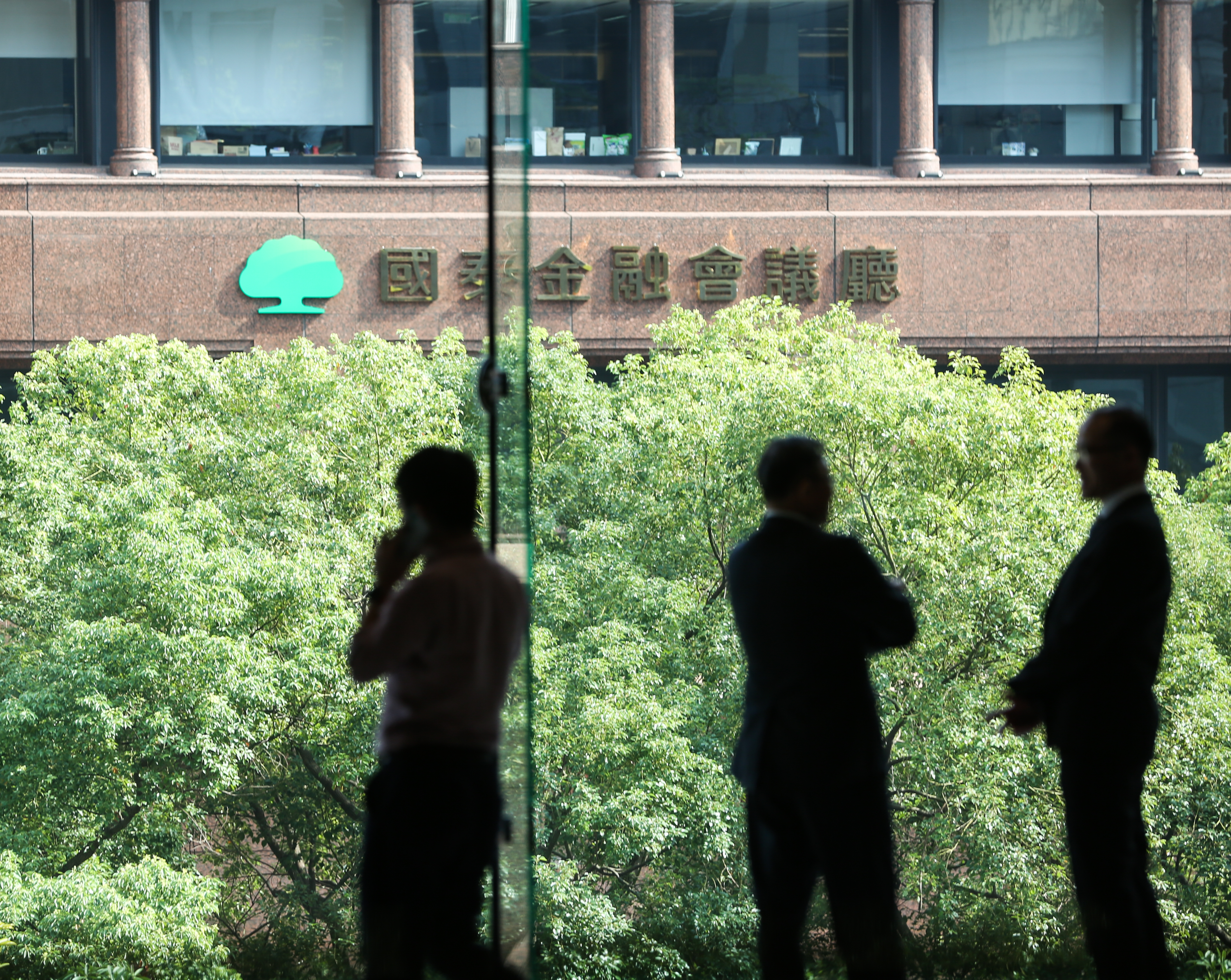 現階段國泰金股價在10年線以下，有機會賺價差。