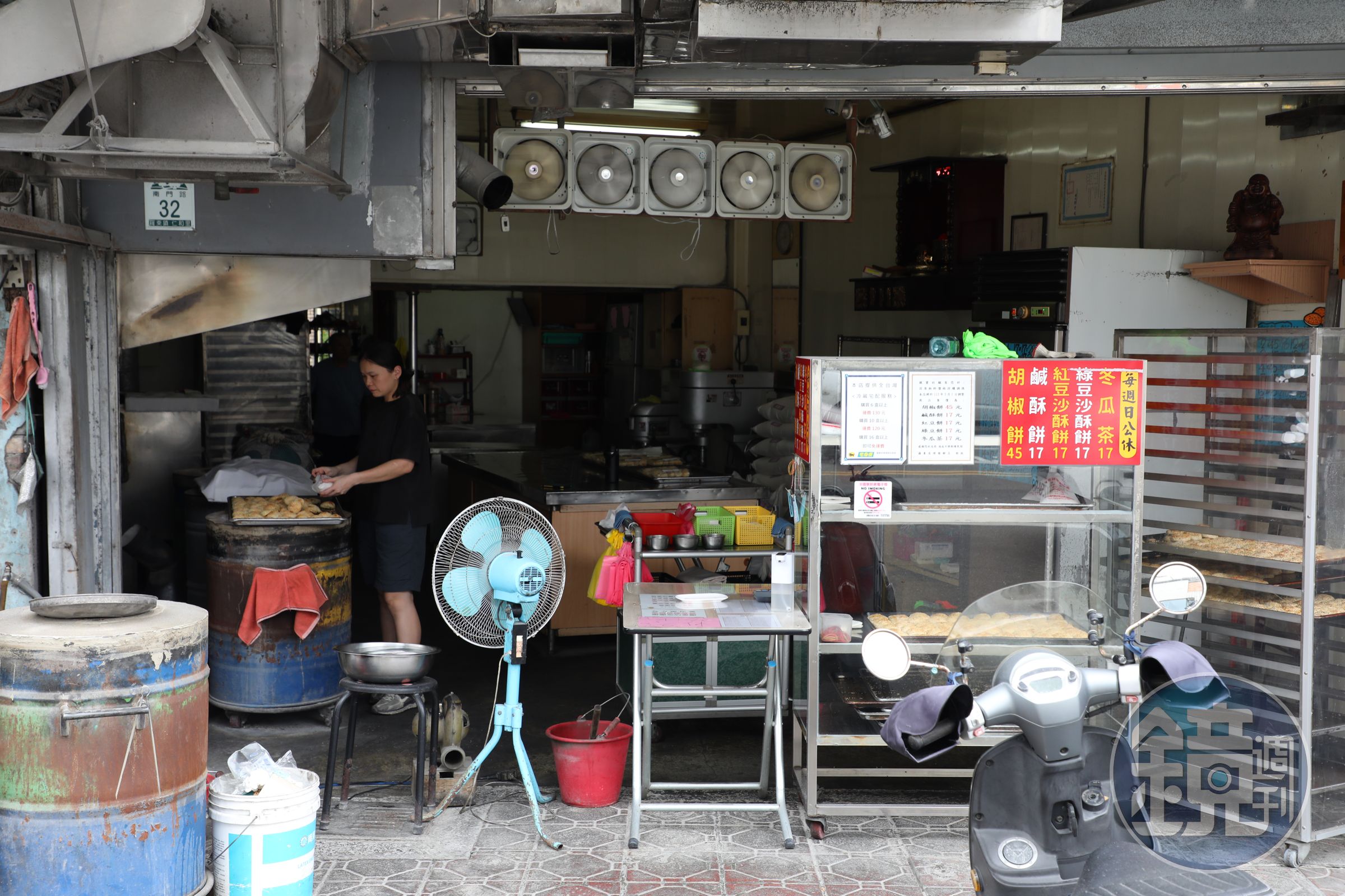 「羅東碳烤燒餅店」是飄香20多年的排隊名店，每日出爐時間不一定，打電話預訂最保險。