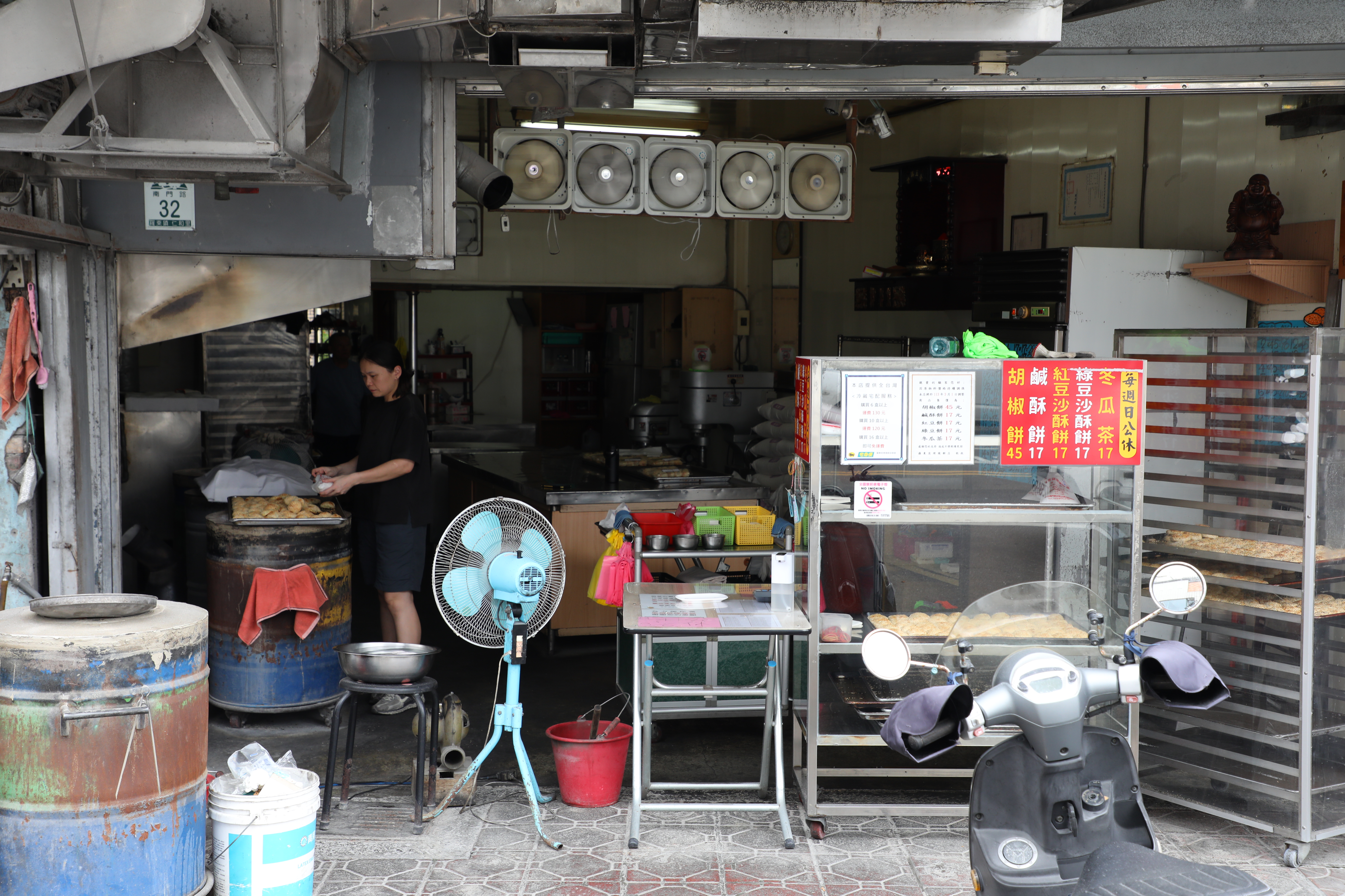 「羅東碳烤燒餅店」是飄香20多年的排隊名店,每日出爐時間不一定,打電話預訂最保險。