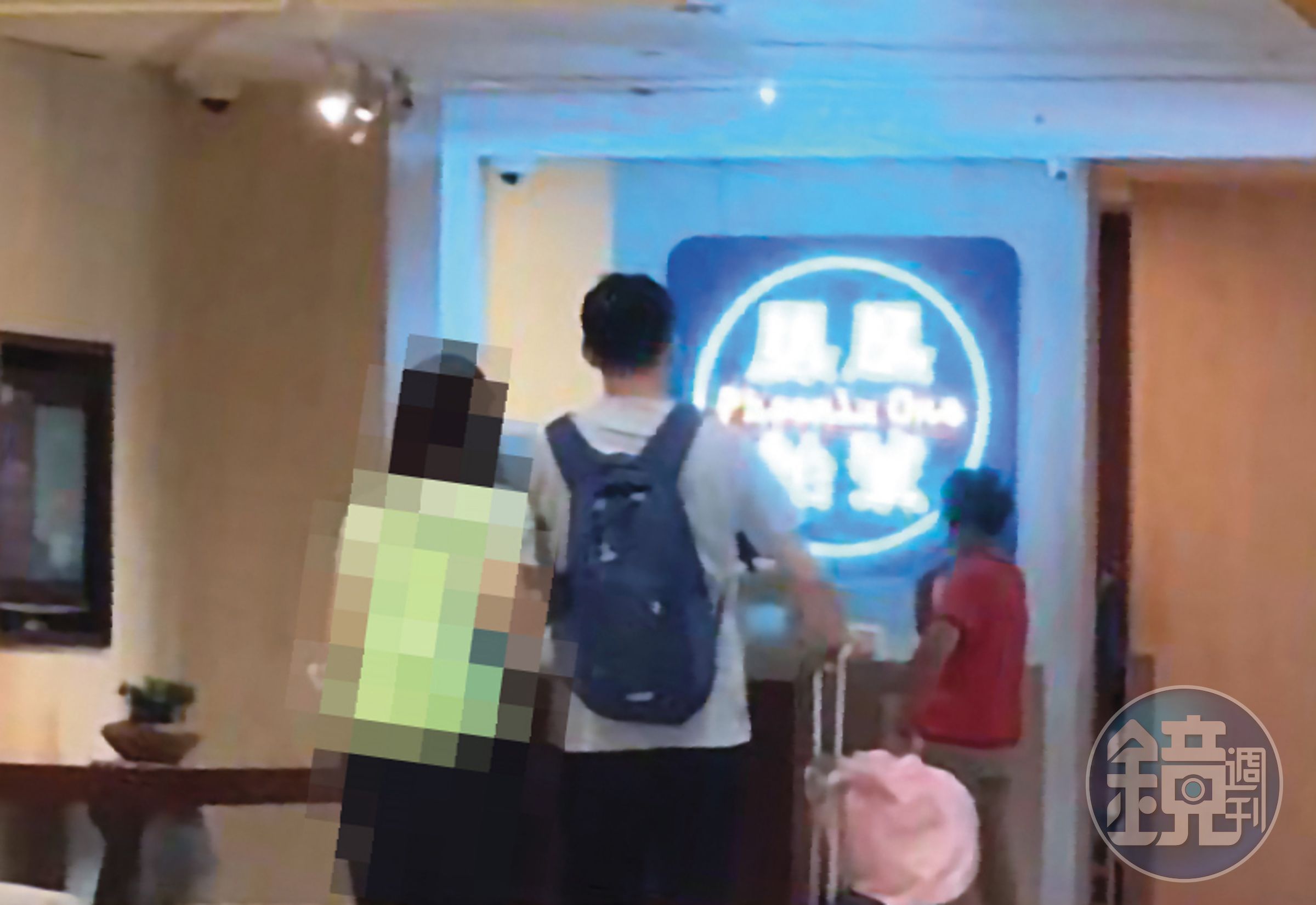 許育健頻繁偷吃，與不同女子入住溫泉旅館。（讀者提供）