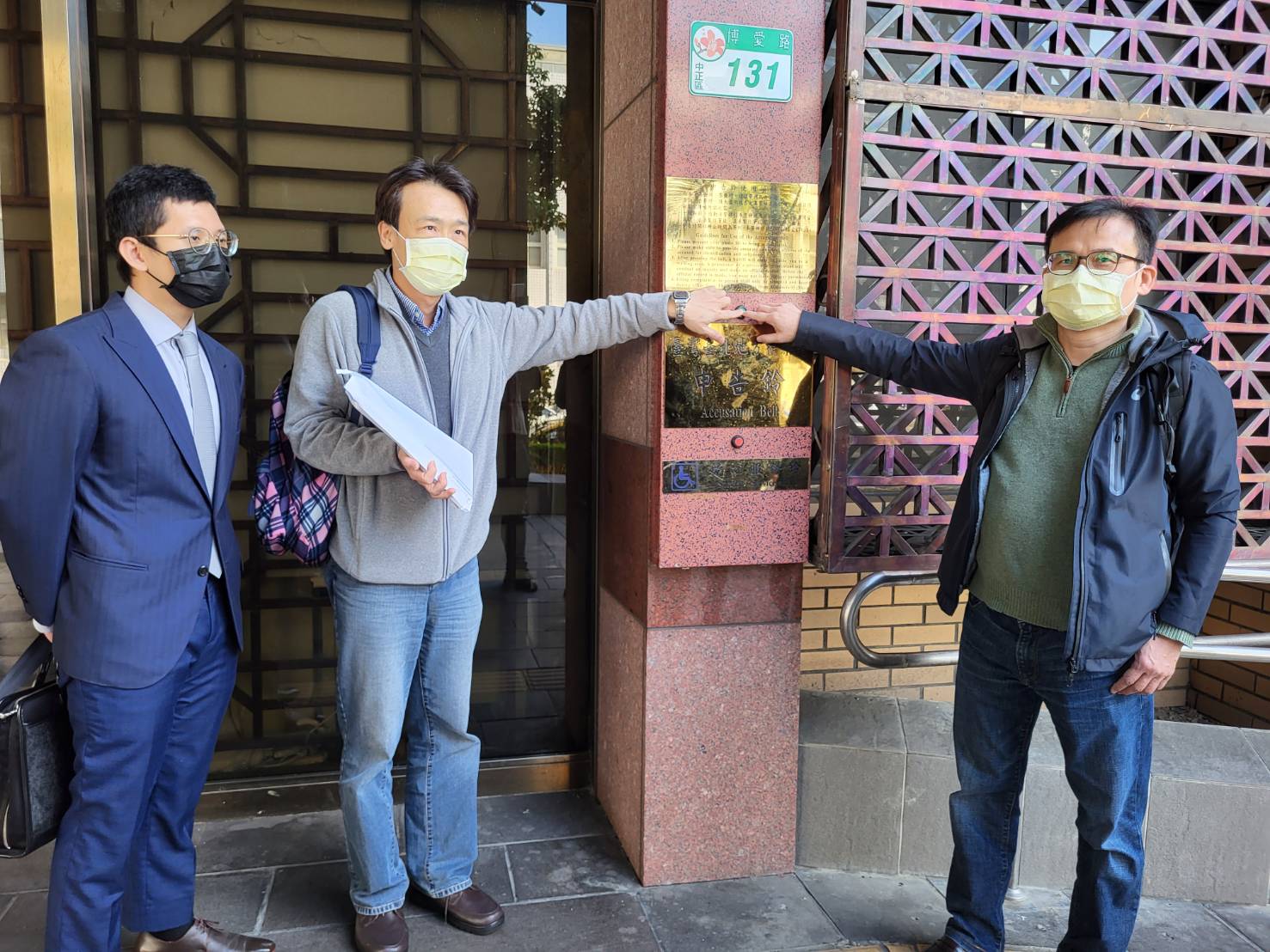 秋雨創新上午在律師陪同下赴台北地檢署控告如念法師及李丞軒涉及詐欺與偽證。