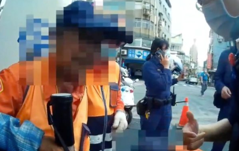 64歲黃姓義交遭推倒並在路面被拖行,導致頭部重創成為植物人,最終不幸離世。(翻攝畫面)