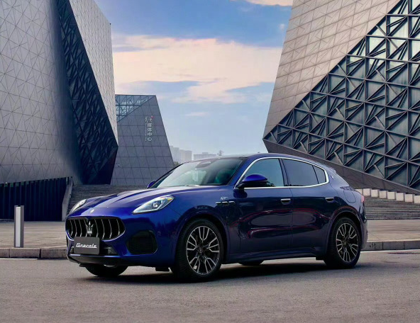 中國瑪莎拉蒂純電SUV格雷嘉降價超60%，引發消費者搶購熱潮。（翻攝自微博）