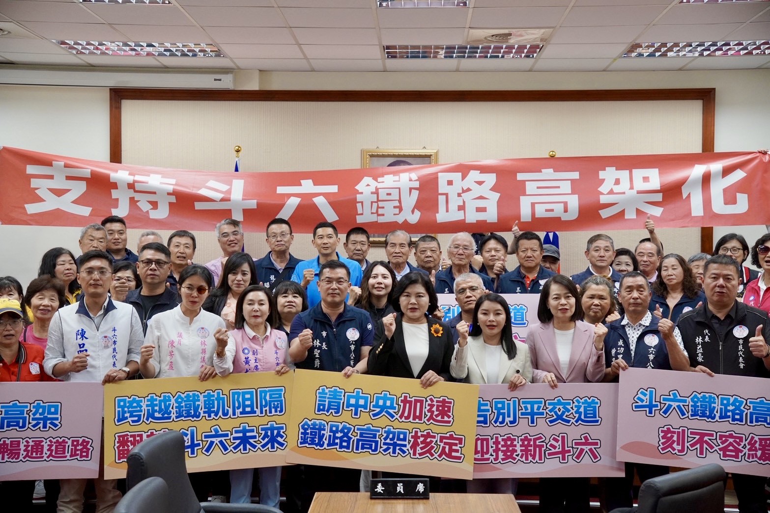 張嘉郡今強調，斗六鐵路未能夠高架化，是斗六長年難解的痛，每日通勤、上學、送孩子的人，都得冒著危險穿越平交道。（張嘉郡國會辦公室提供）