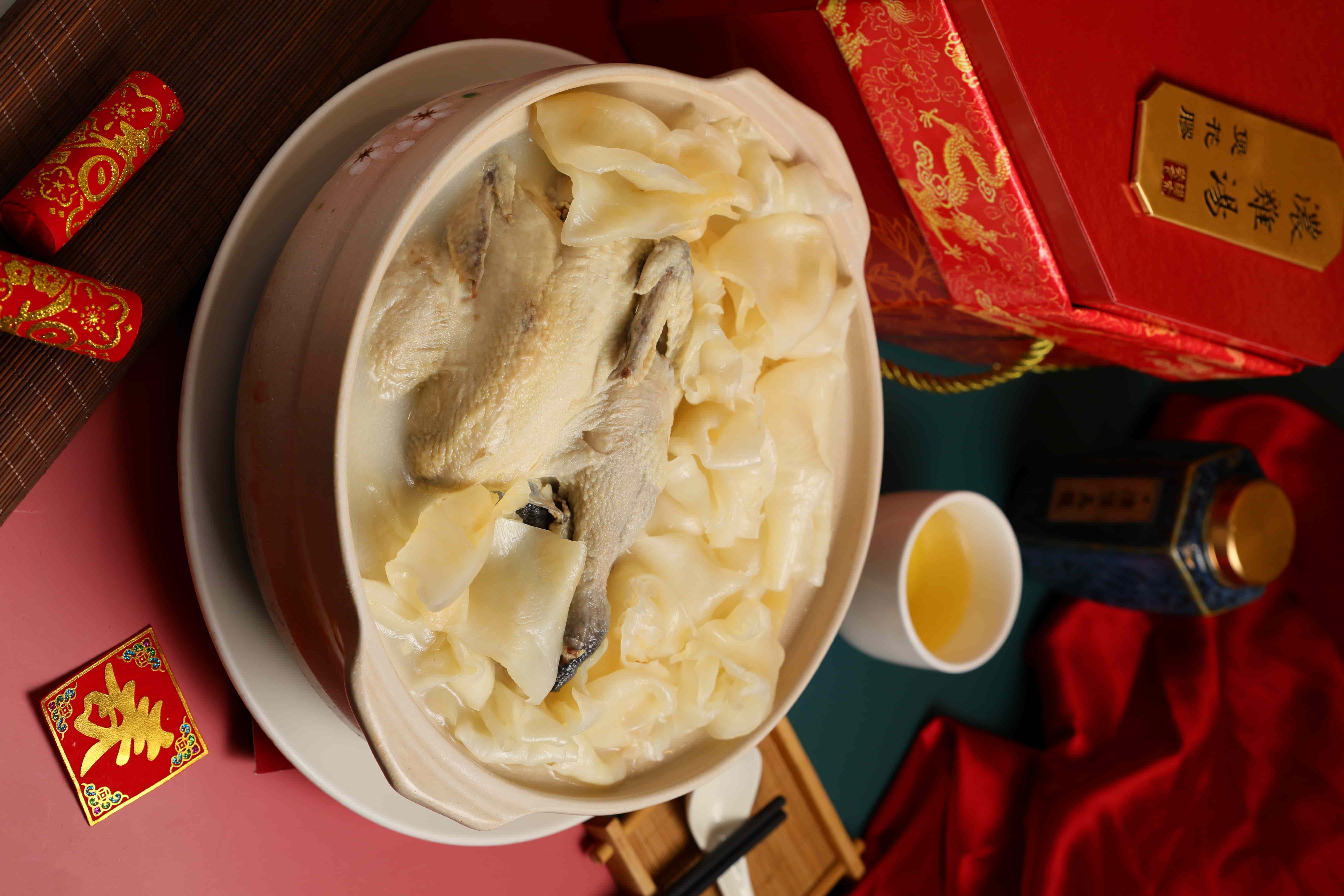「濃雞湯煲花膠」以正宗港式煲湯與膠質滿點的珍貴食材擄獲老饕味蕾。（4,688元／份，以真空冷凍包裝，附砂鍋及提盒）