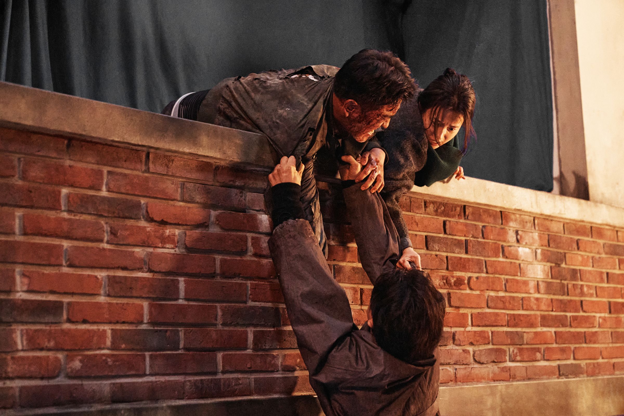 柳承龍（上左）、韓孝周（上右）主演的《MOVING異能》播出後帶動Disney+用戶成長。（Disney+提供）