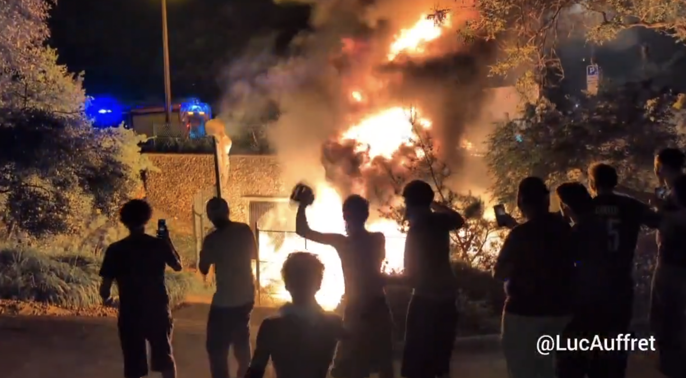 巴黎歐冠奪冠慶祝失控,街頭爆發嚴重騷亂,780人被捕。(翻攝自X@realMaalouf)