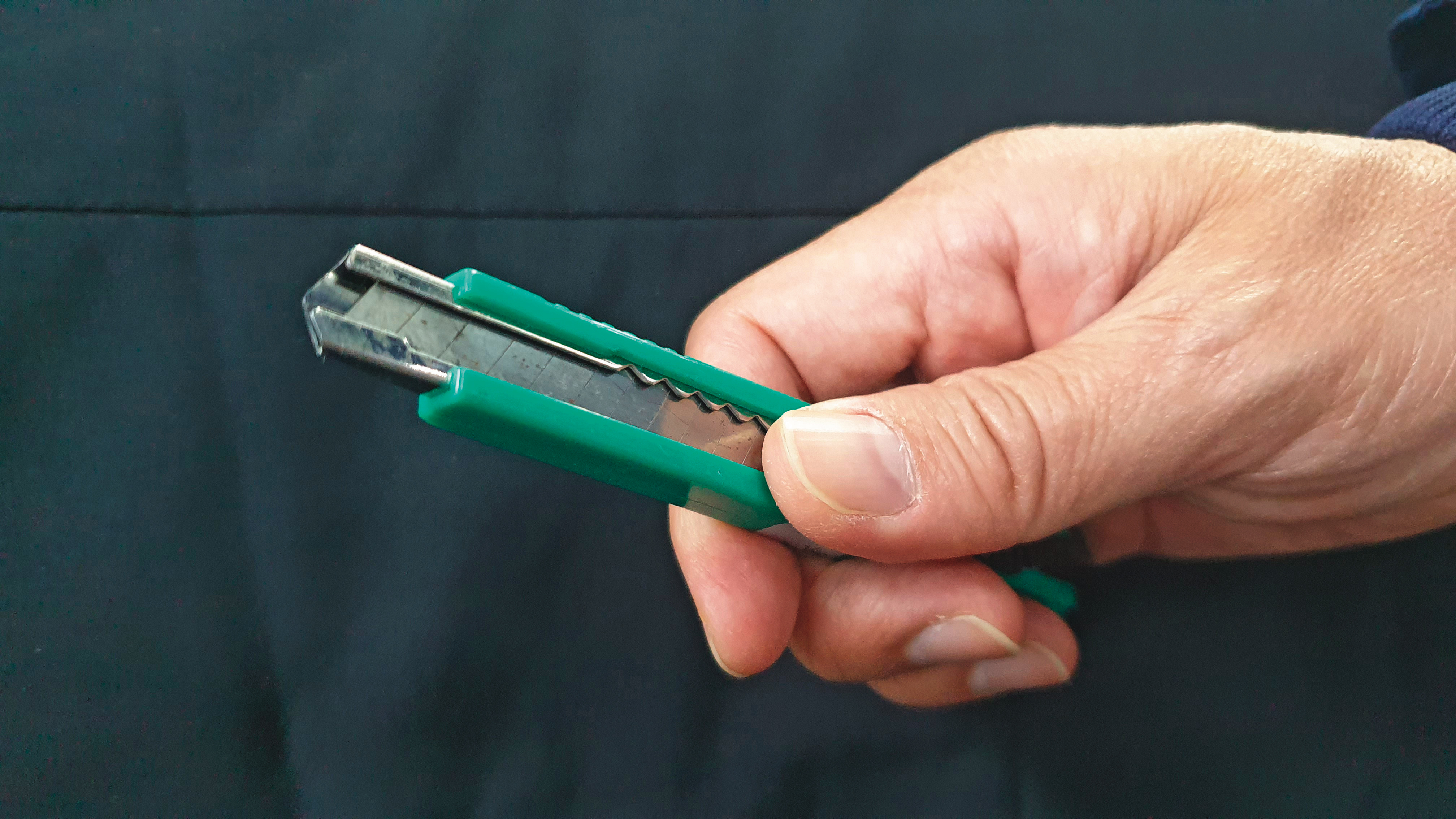 桃園一名學童持膠台刀片企圖攻擊同學，還拿走老師桌上的美工刀，引發校園恐慌。圖為示意圖。