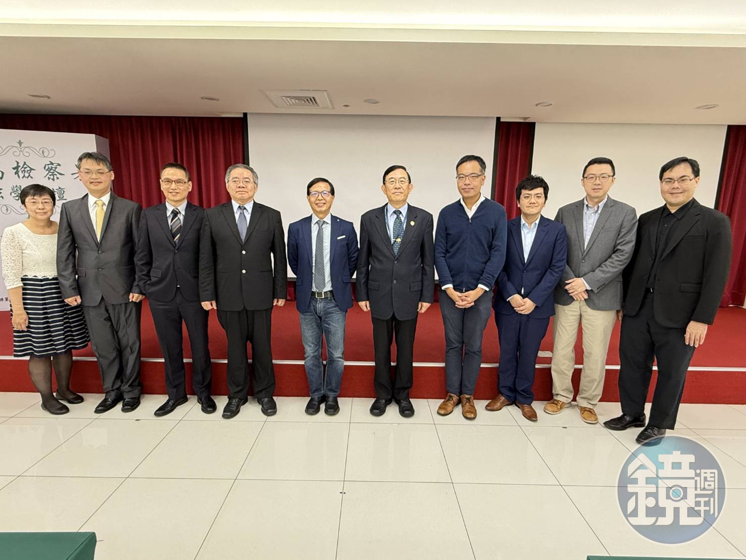 最高檢察署與經濟刑法學會昨共同主辦「國家安全與機密保護」學術與實務交流研討會,包括檢察總長邢泰釗及台大刑法權威教授林鈺雄與多位份量極重學者和國防部等官員均到場交換意見,研討會相當熱絡。(讀者提供)